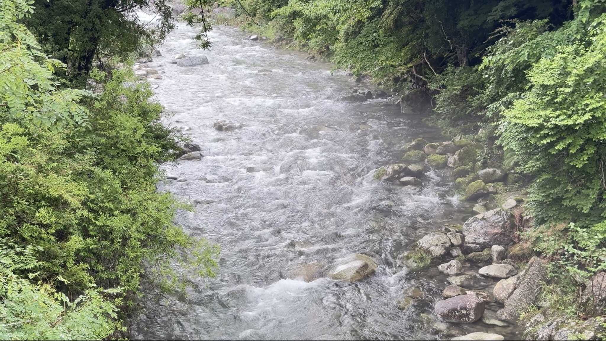 小道を挟んですぐ下に川が流れています。