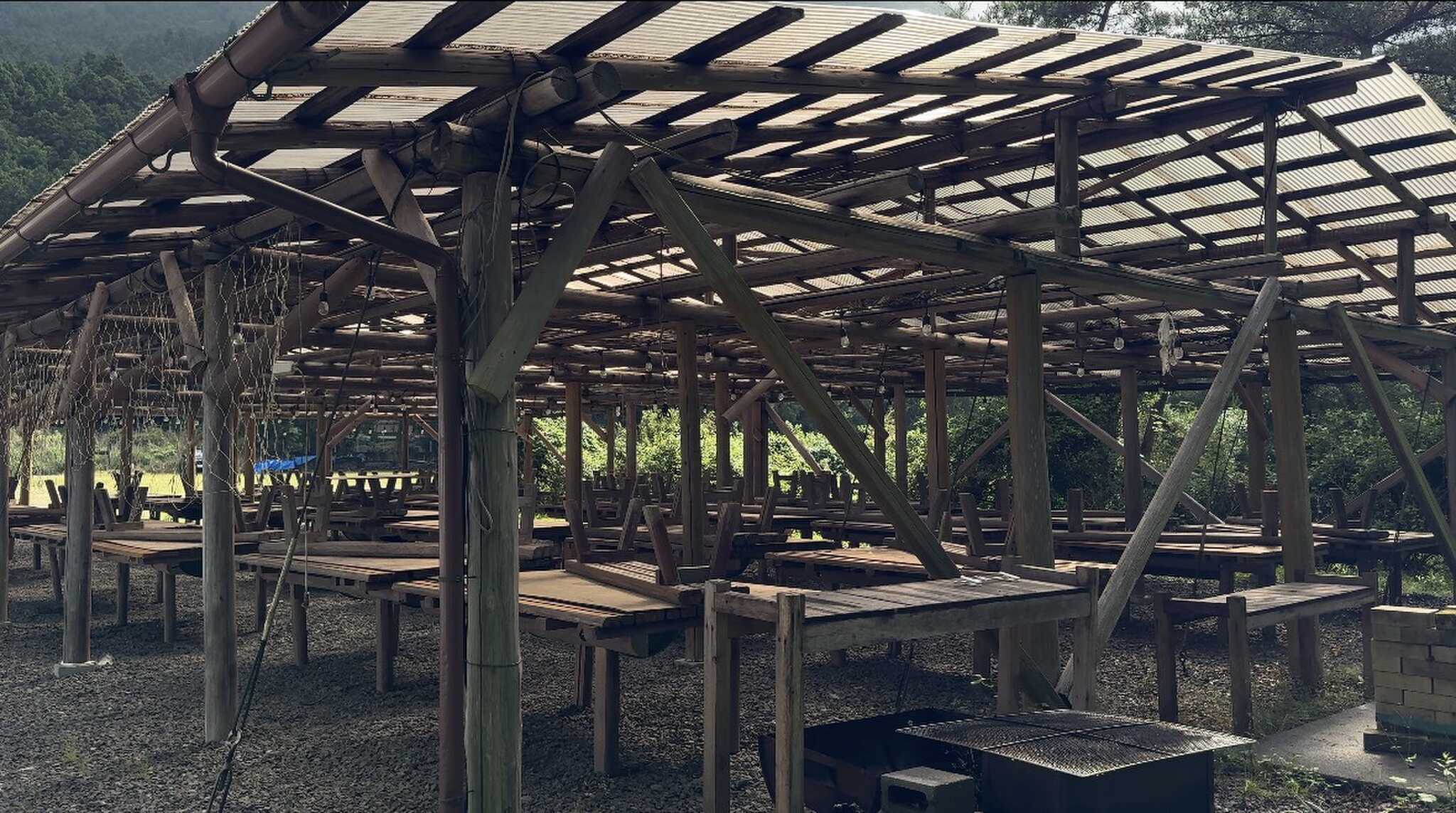 BBQ場です。雨の日だったのでこの下にテント立てたら?と言ってくれました。