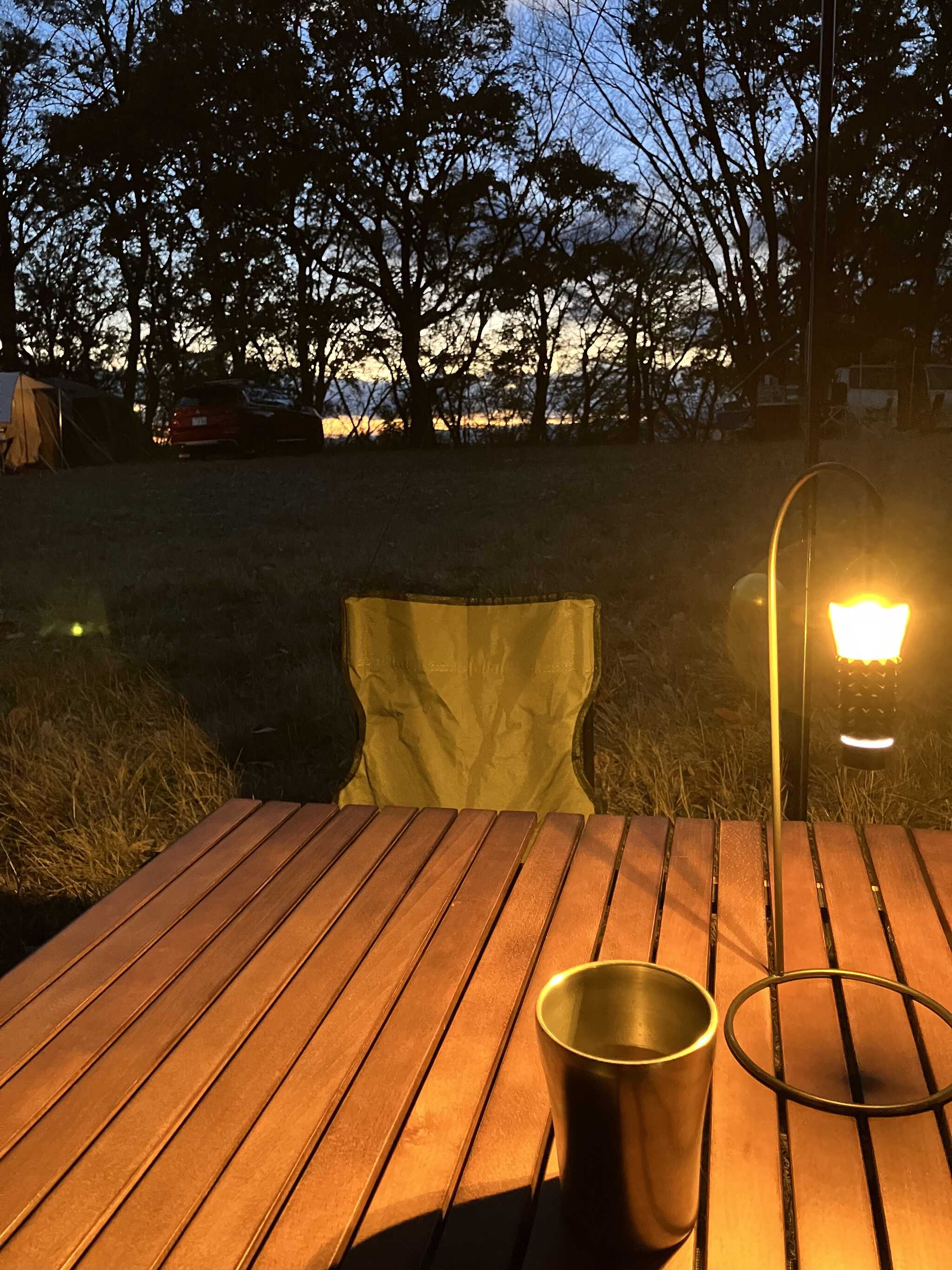 広場から夕日