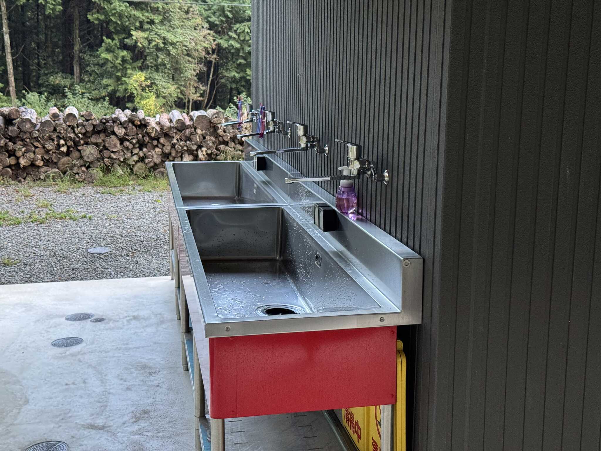 流しは広くお湯も出ます!