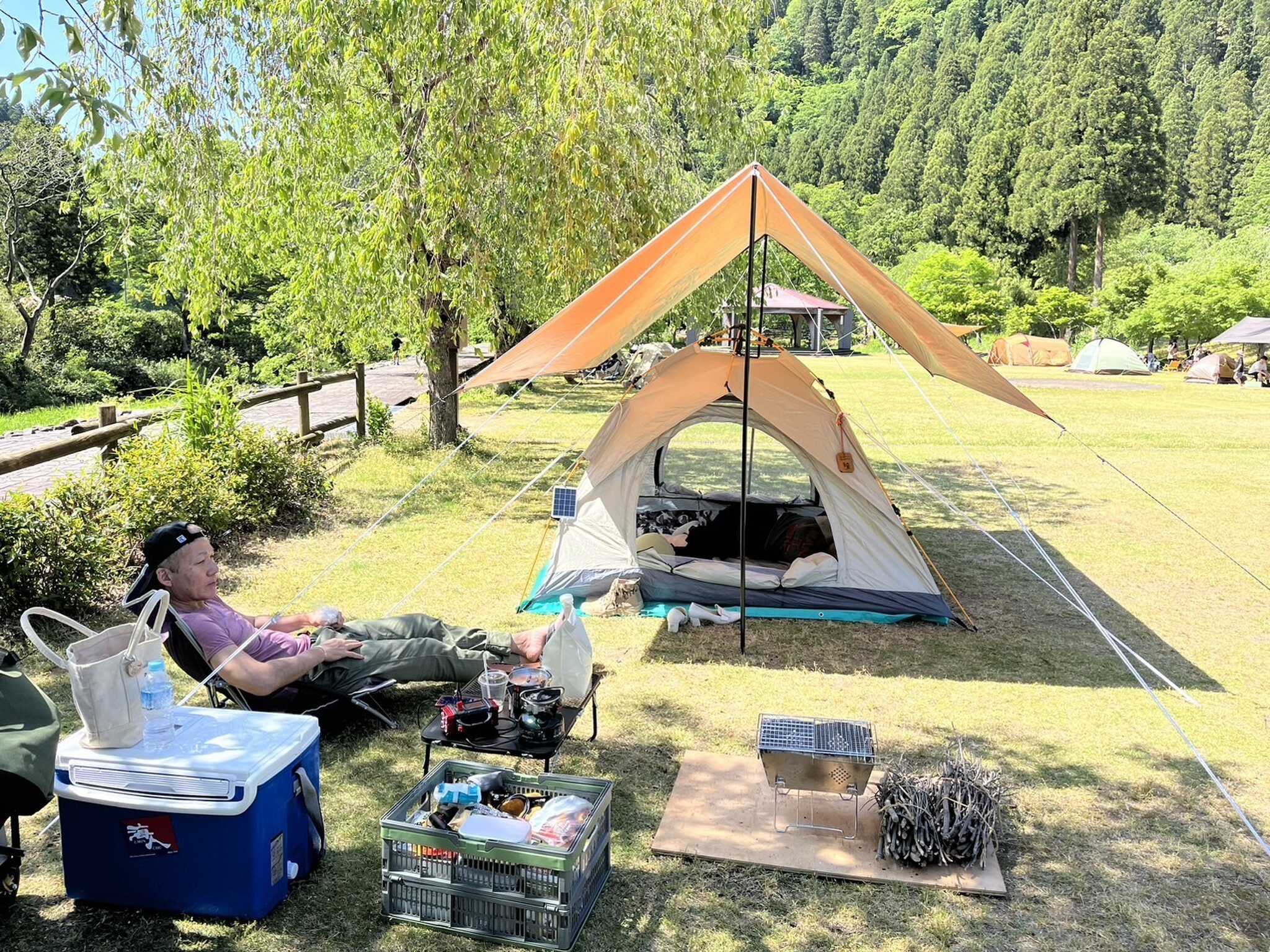 川近くの木陰に設置