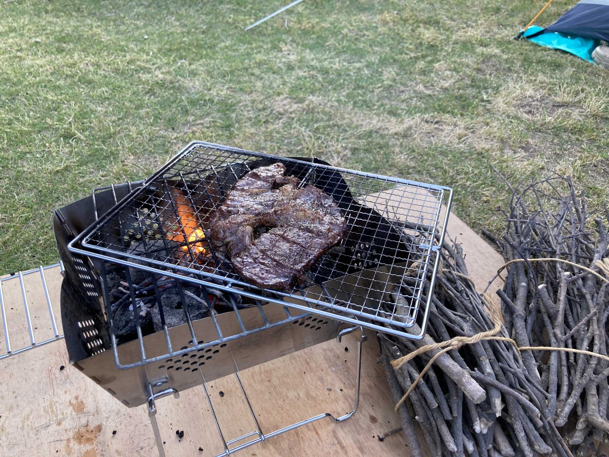晩御飯の焼き過ぎたステーキ
