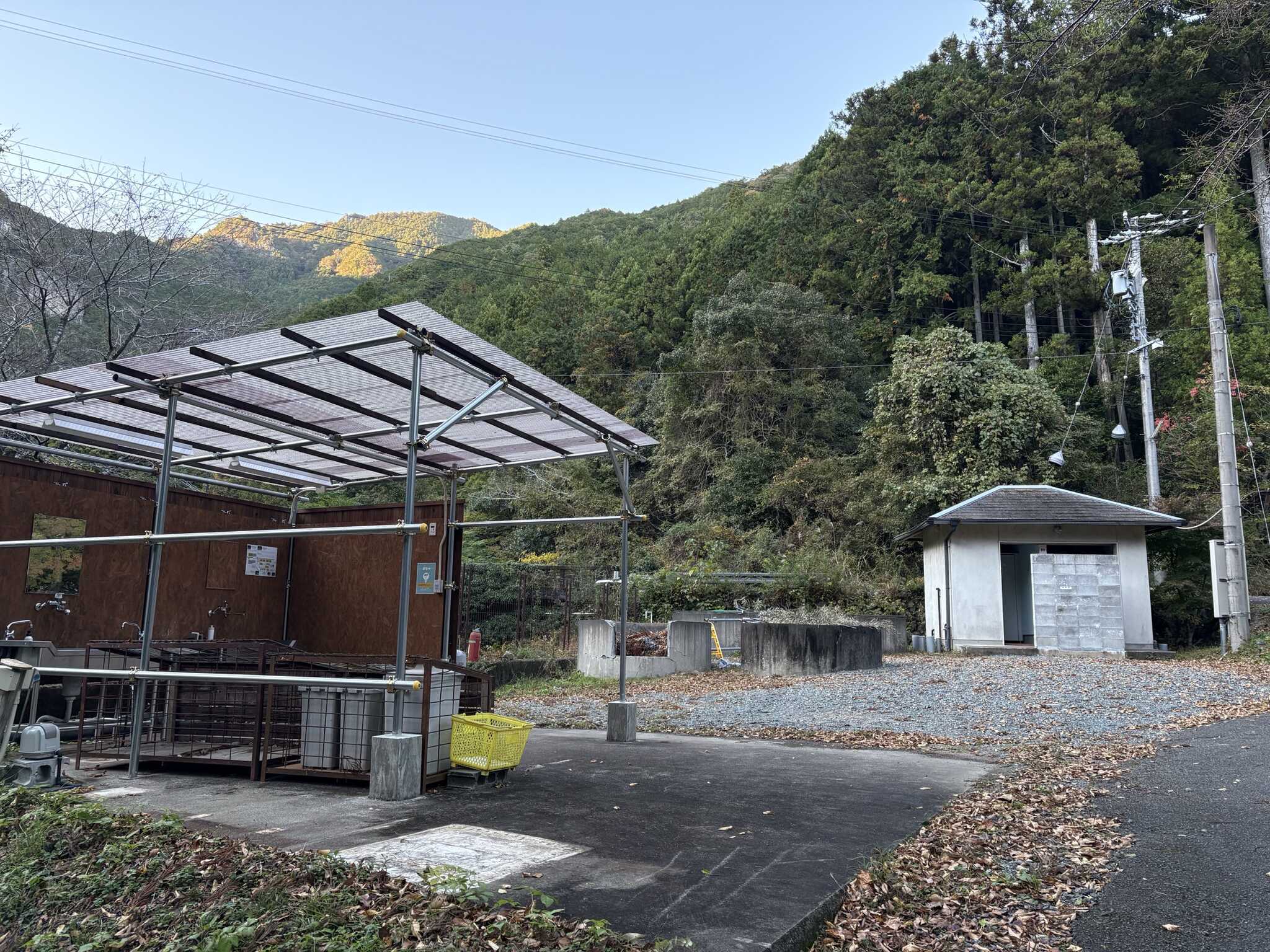 手前:炊事場、奥:トイレ