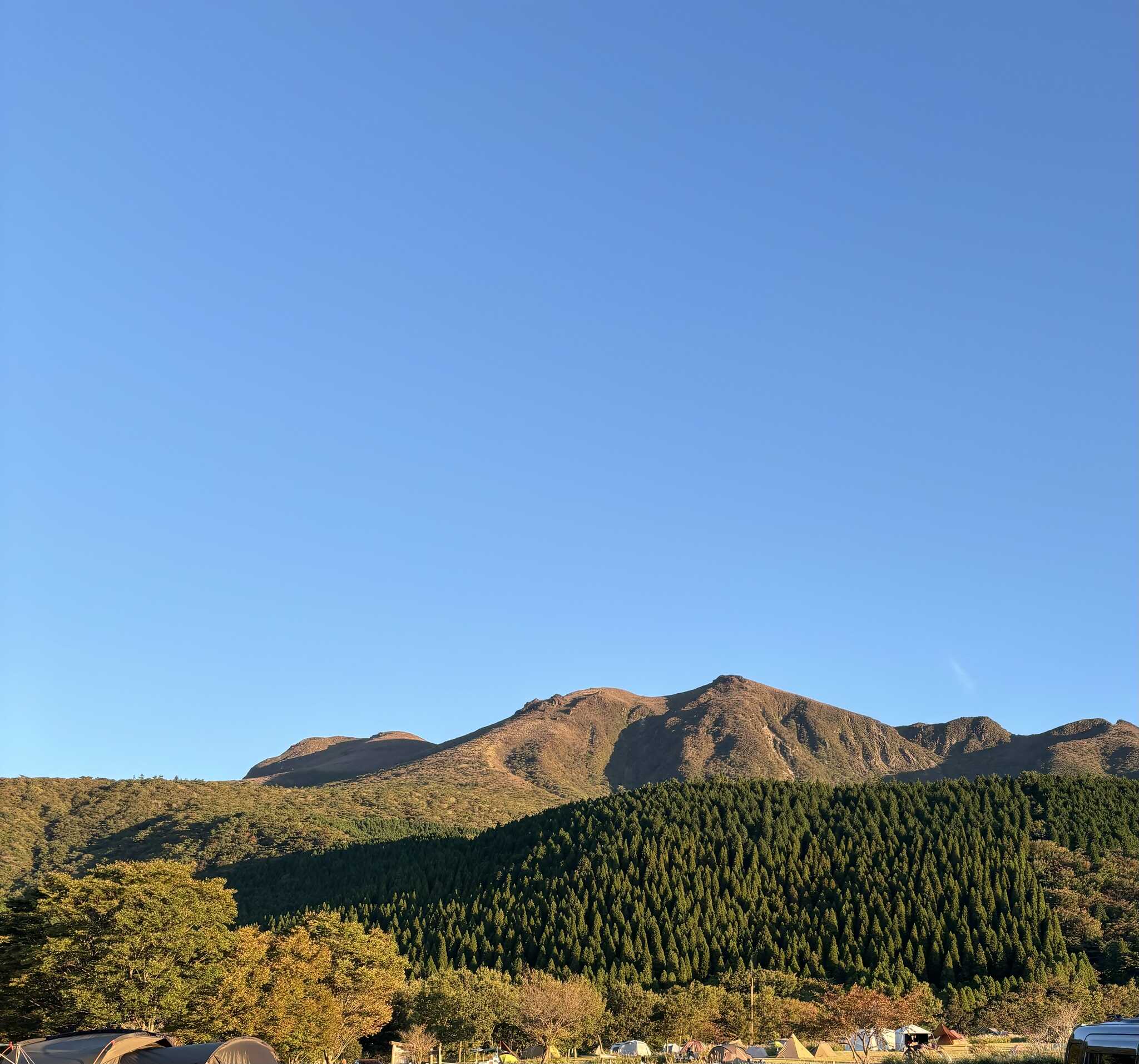 迫ってくるような久住山。