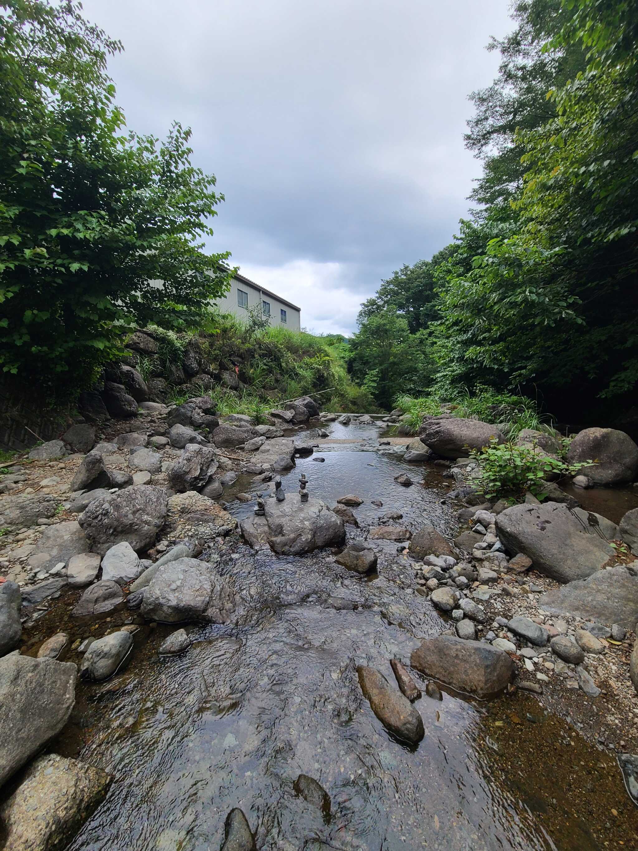 サイトを下った先の小川