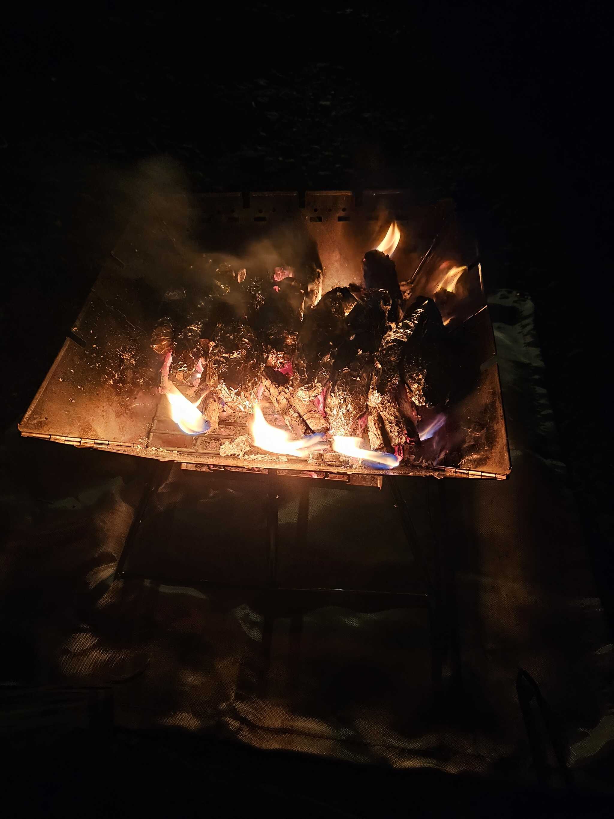 現地で買った芋で焼き芋