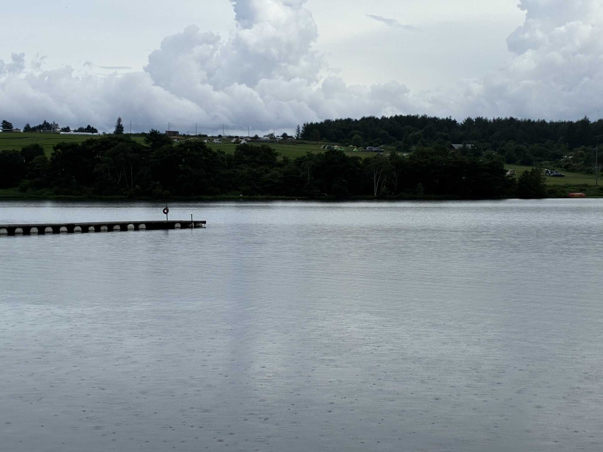 バラキ湖湖畔散策にて。ちょっと雨降ってきた。