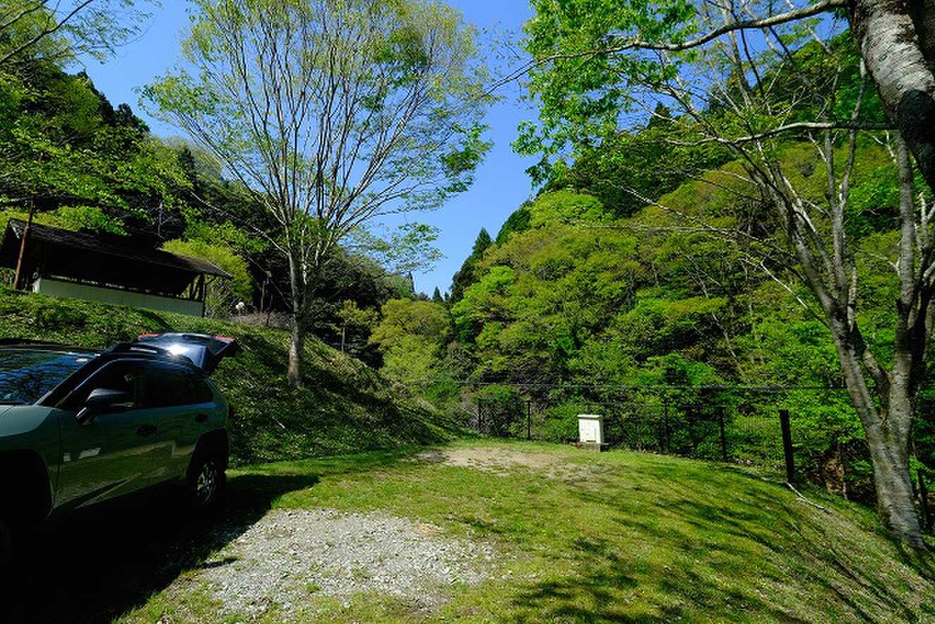 区画に車を停めても、十分な広さです。