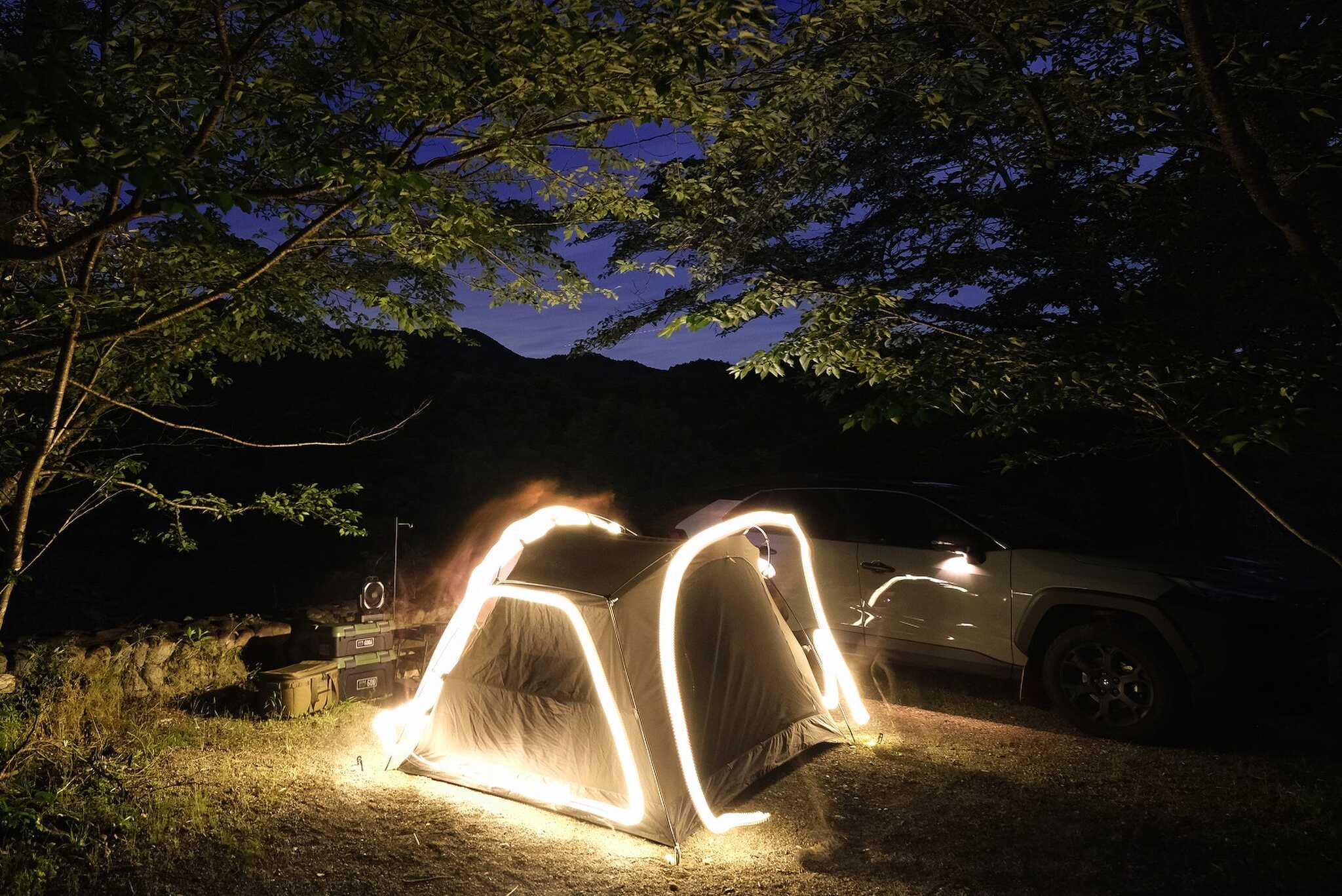 LEDランタンで、テントの周りを照らす夜。