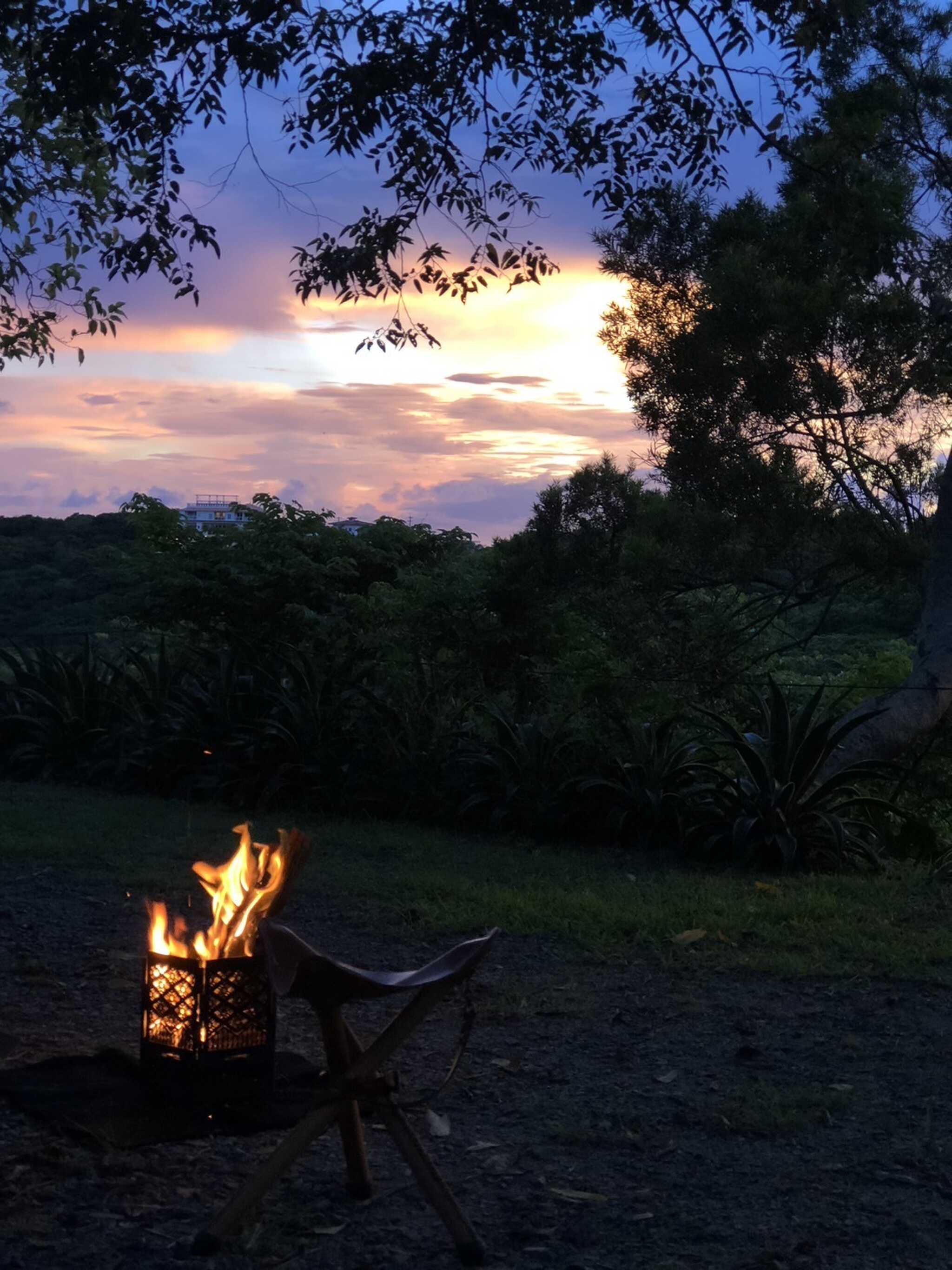 焚き火と夕日