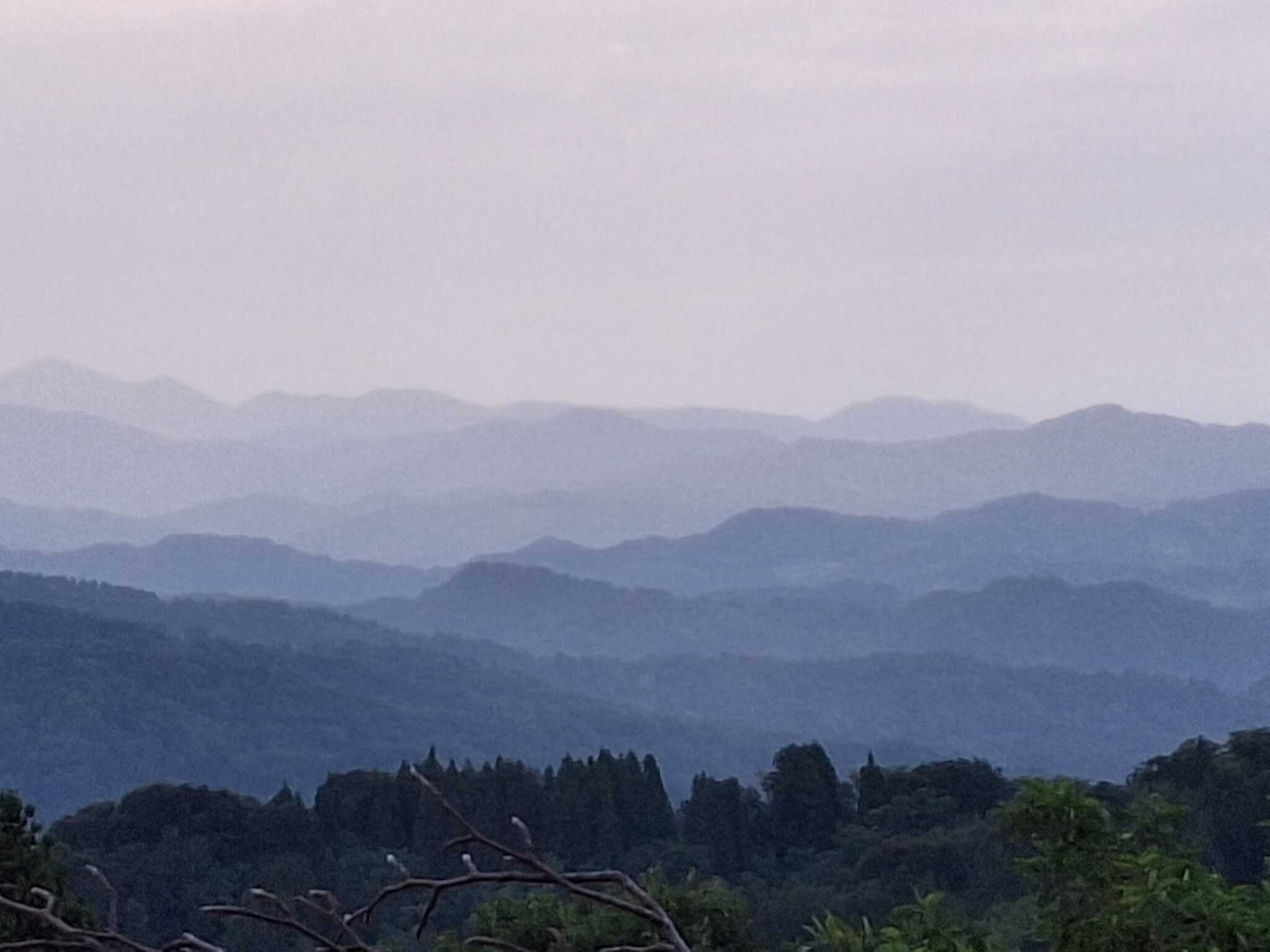 重なり合う山々