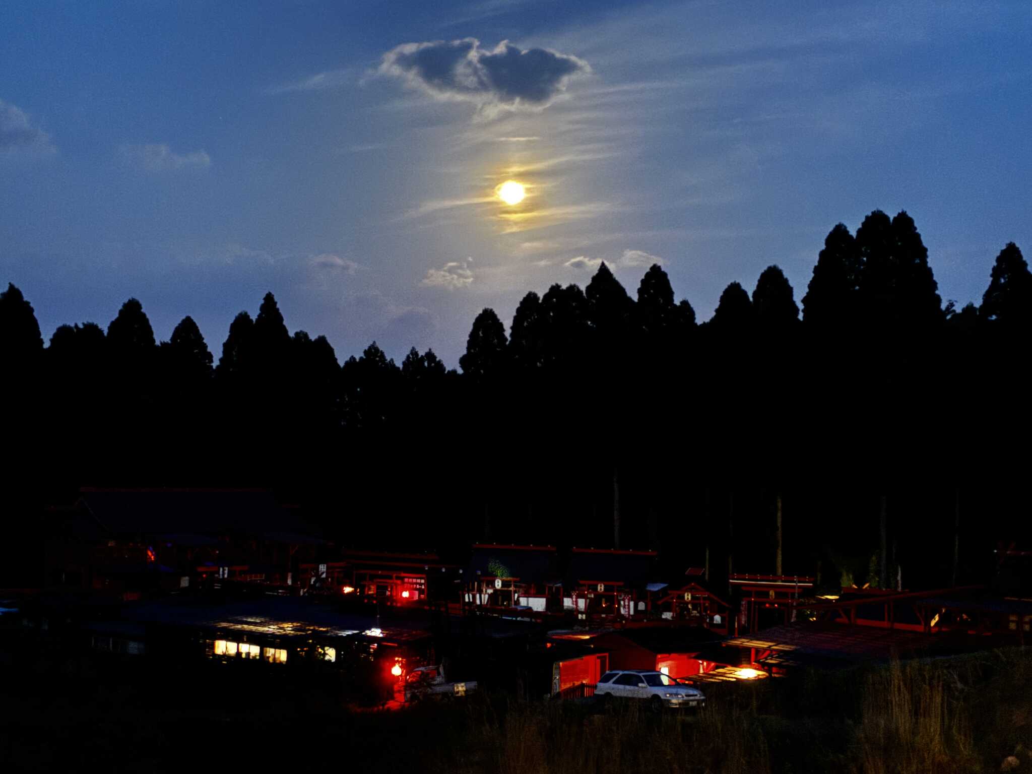 隣接の神社とお月様