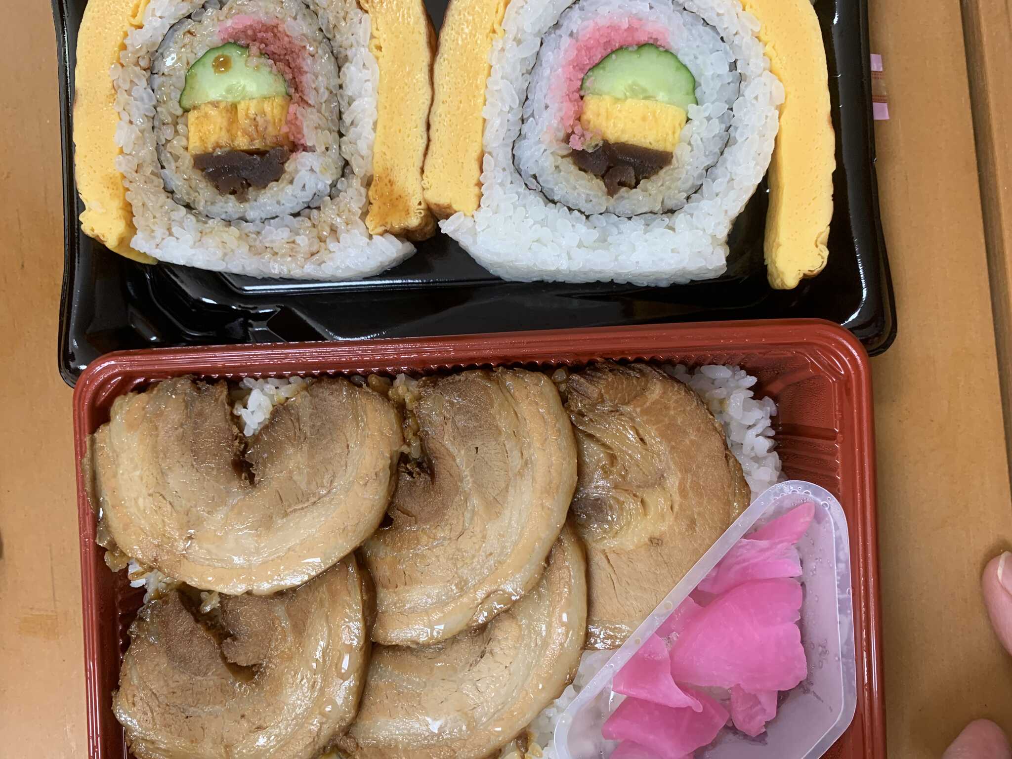 チャー弁(としま屋)とたまご巻き(房総の駅とみうら)