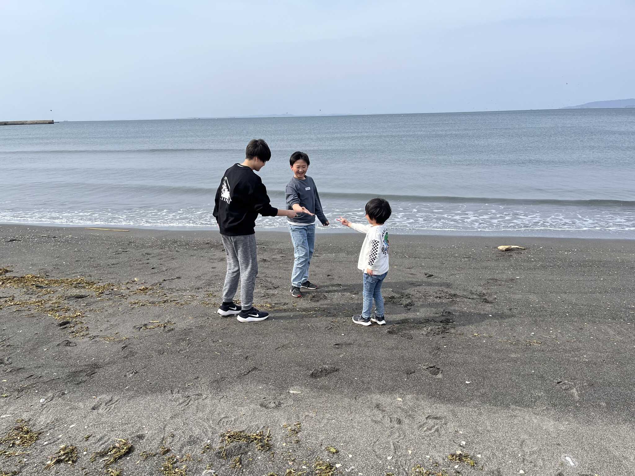 砂浜で遊ぶ子供たち