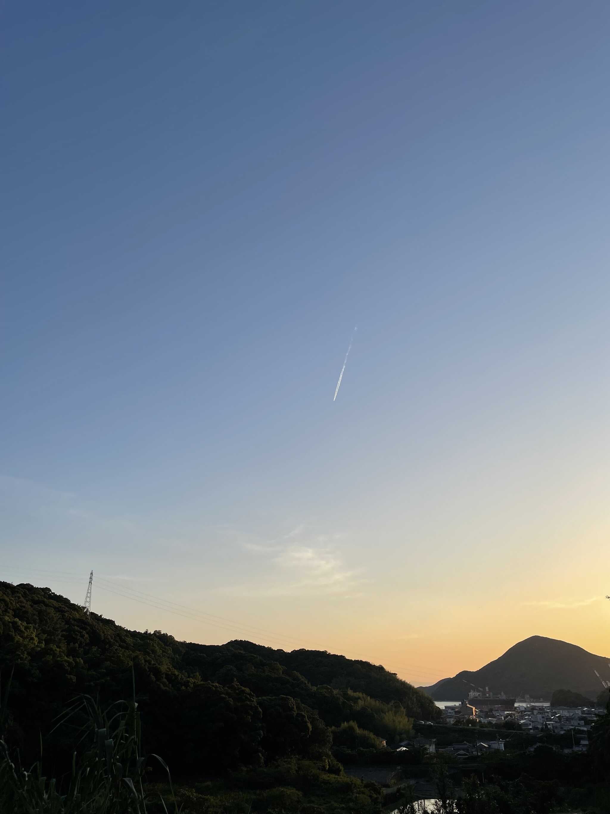 キャンプ場から見える夕焼け時の綺麗な景色です。