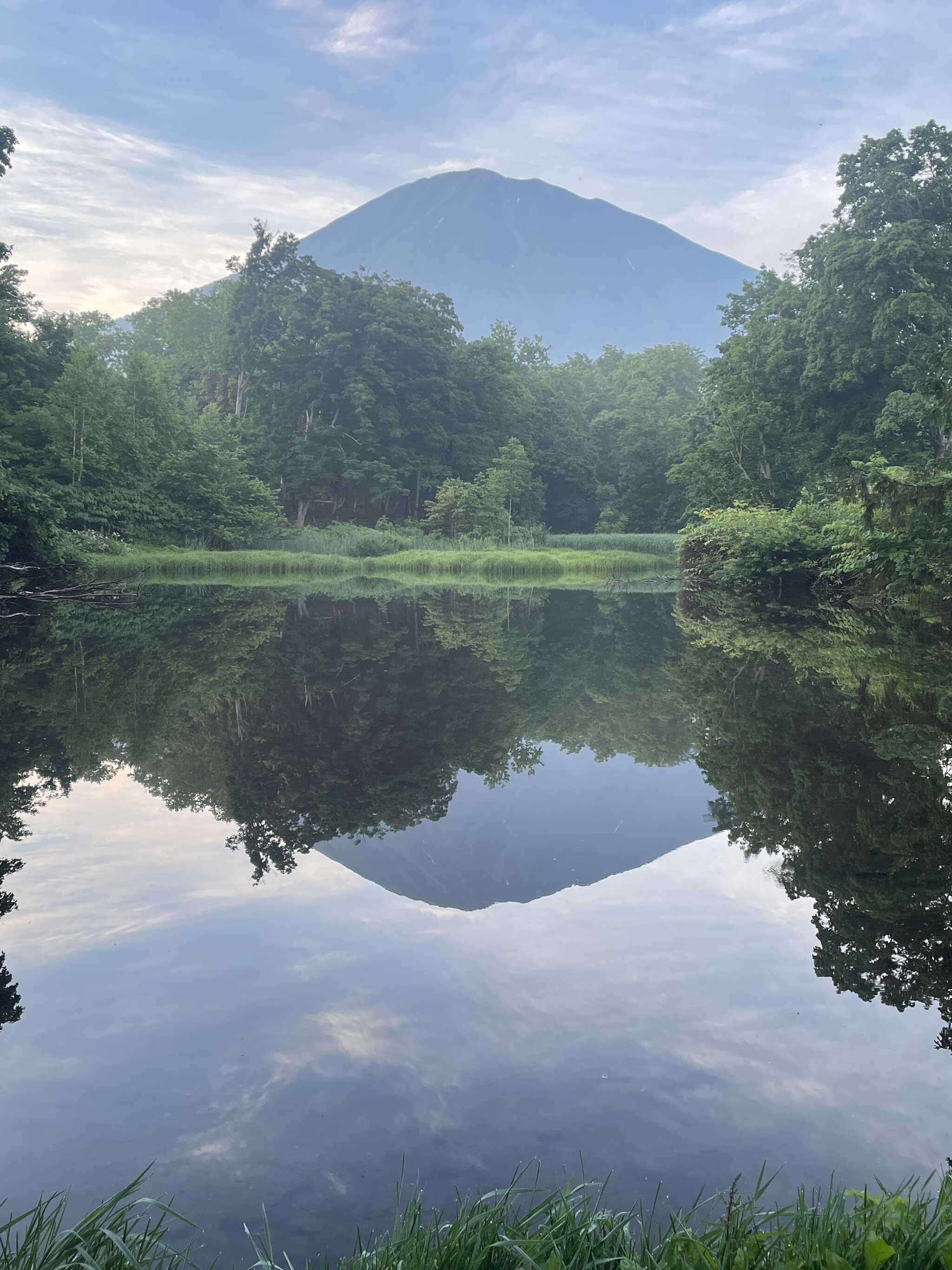 モーニングコーヒーをしながら撮影した湧水湖に映る羊蹄山