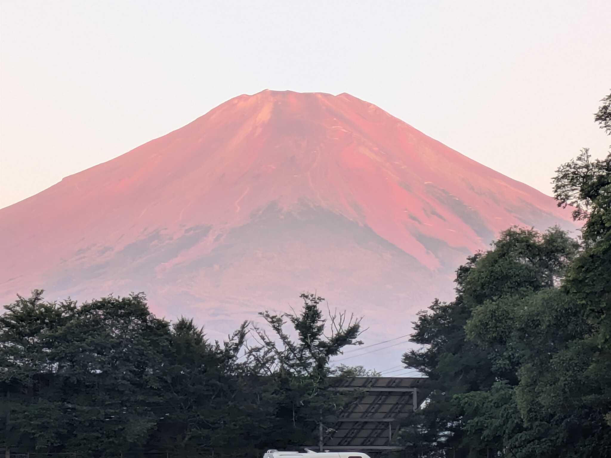 テントサイトからの紅富士です。朝5時頃