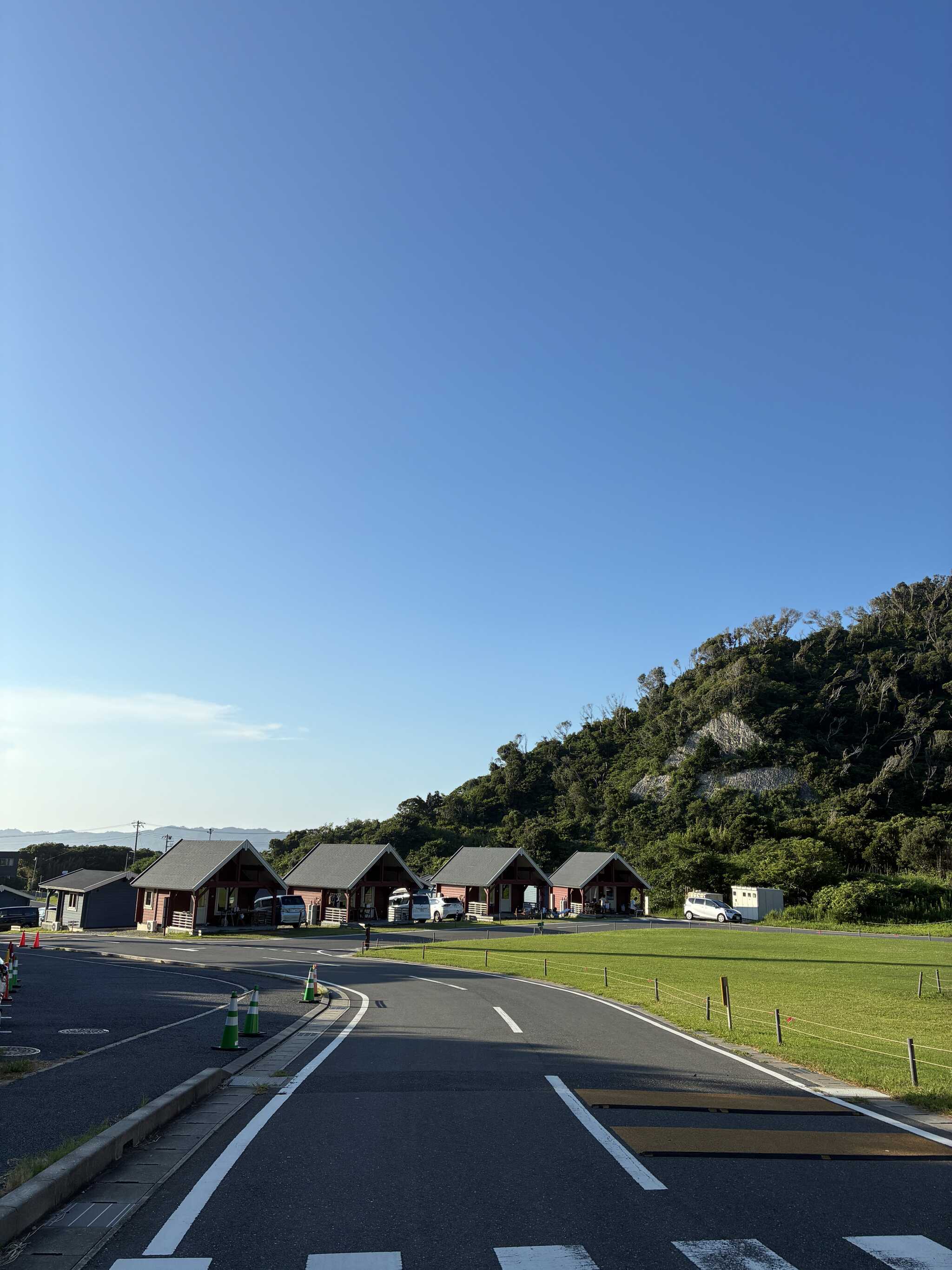 敷地内 センターハウスからログハウスへ向かう道