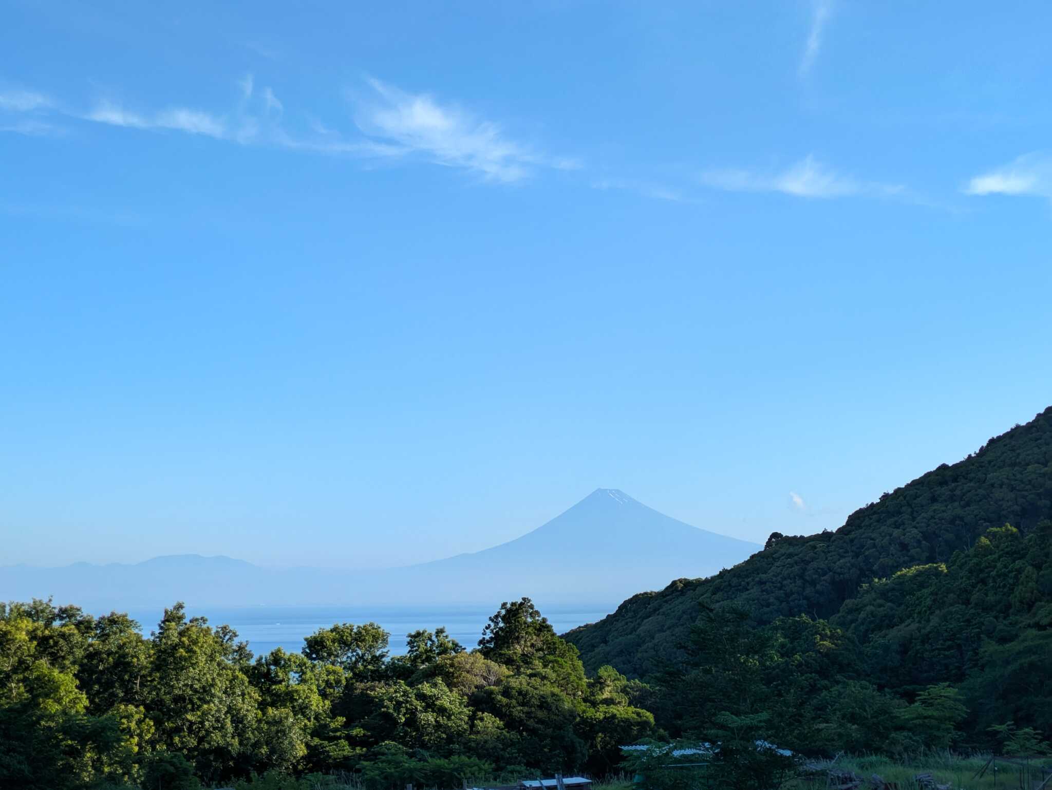 晴れ渡る、駿河湾越しの富士山 実物は大きく見える