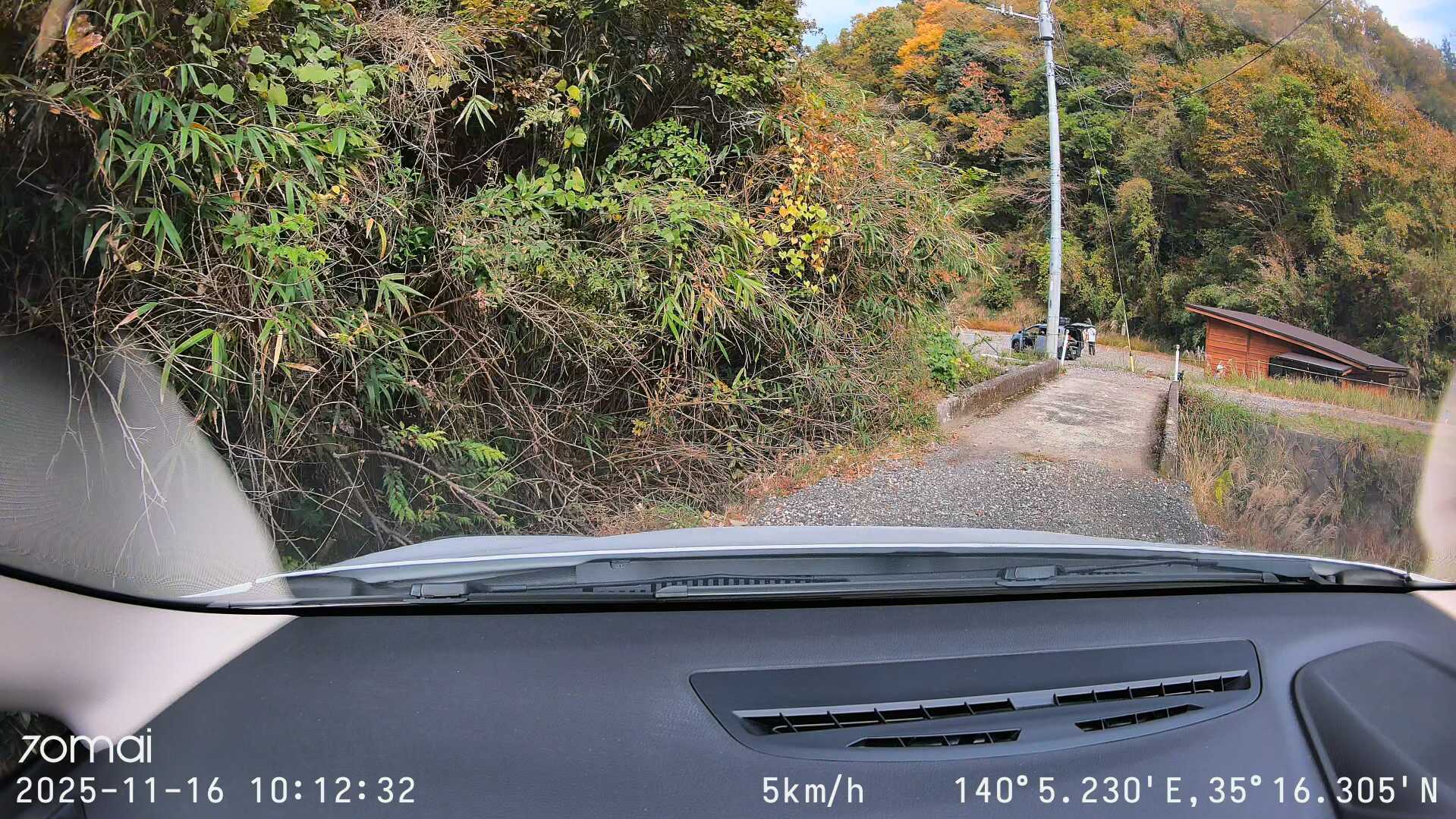 左はちょっとした崖、狭小橋を渡ります(^^;) 出る時より来た時の方がムズいです( ̄▽ ̄;)
