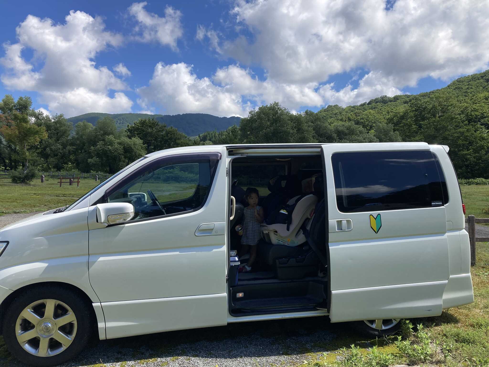 山の景色と娘