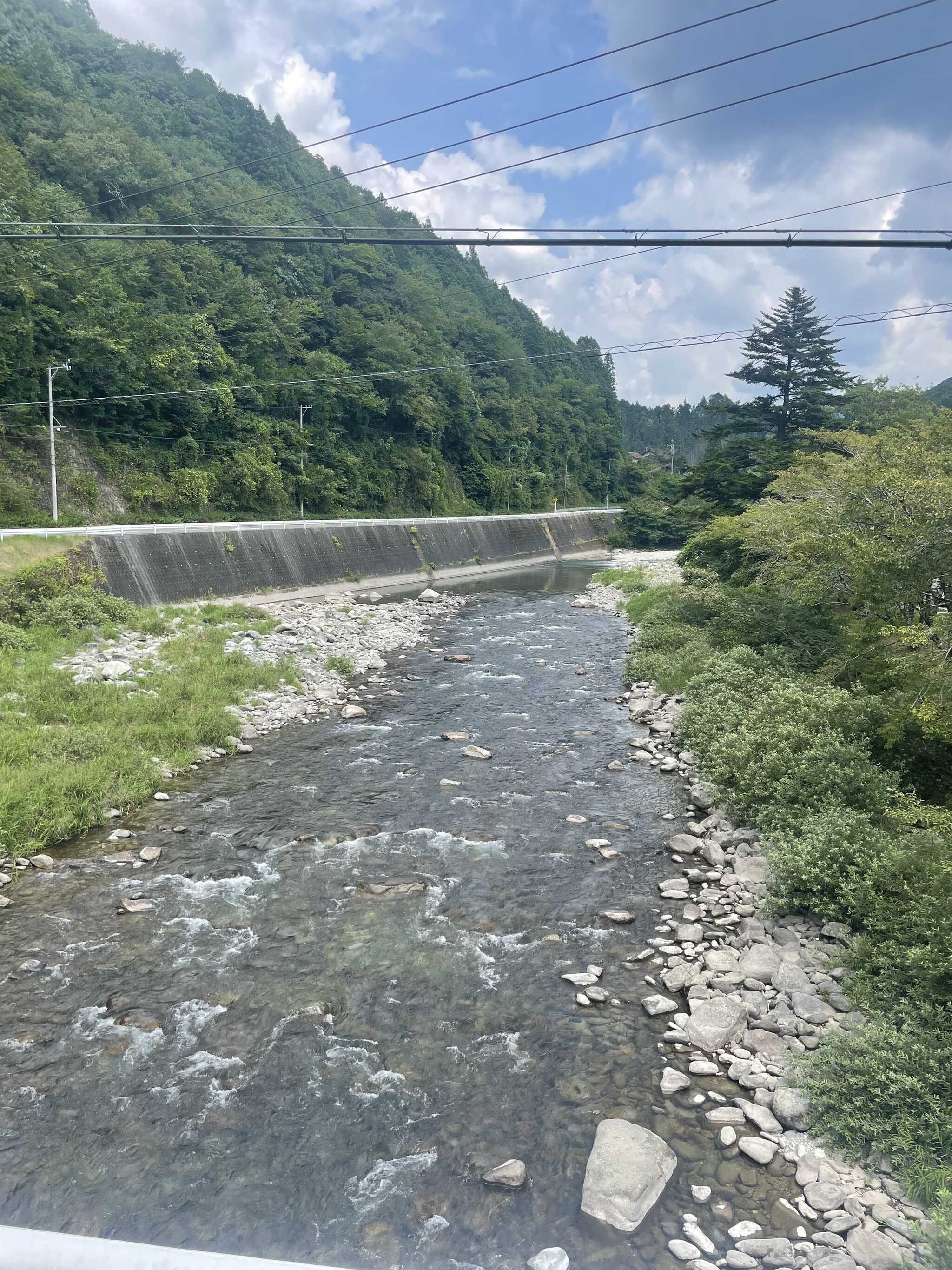 入り口にある橋の上から下流川へ