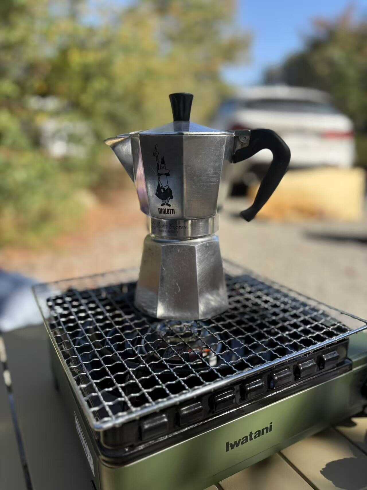 自然の中で味わう、朝一番のコーヒー
