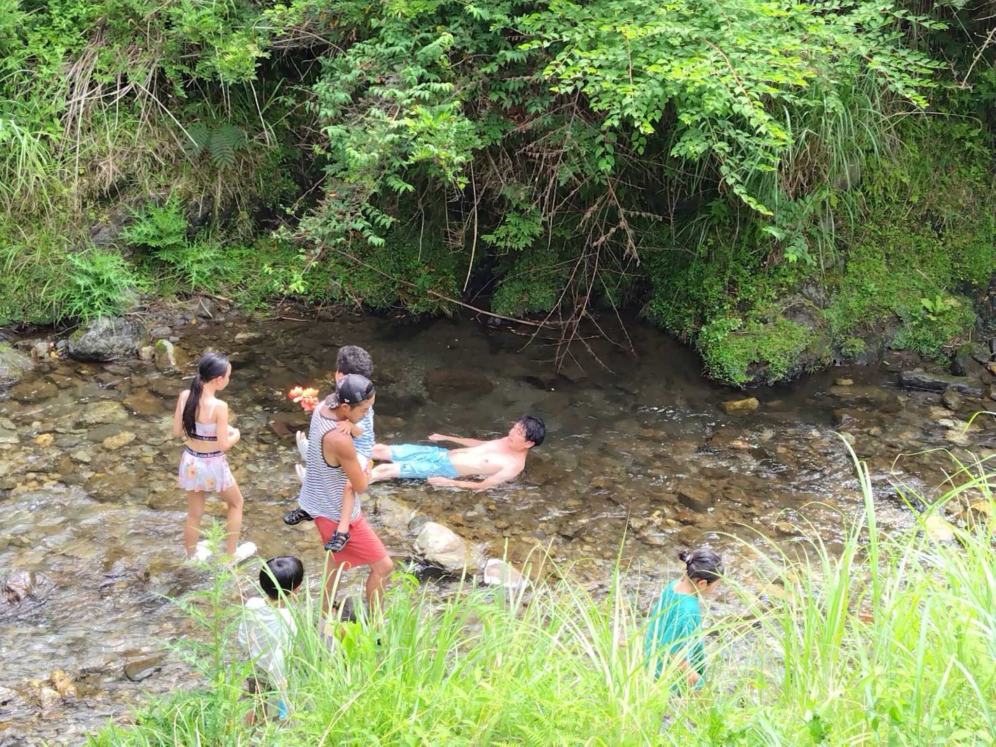 サウナの後は川床に身を浸かります!