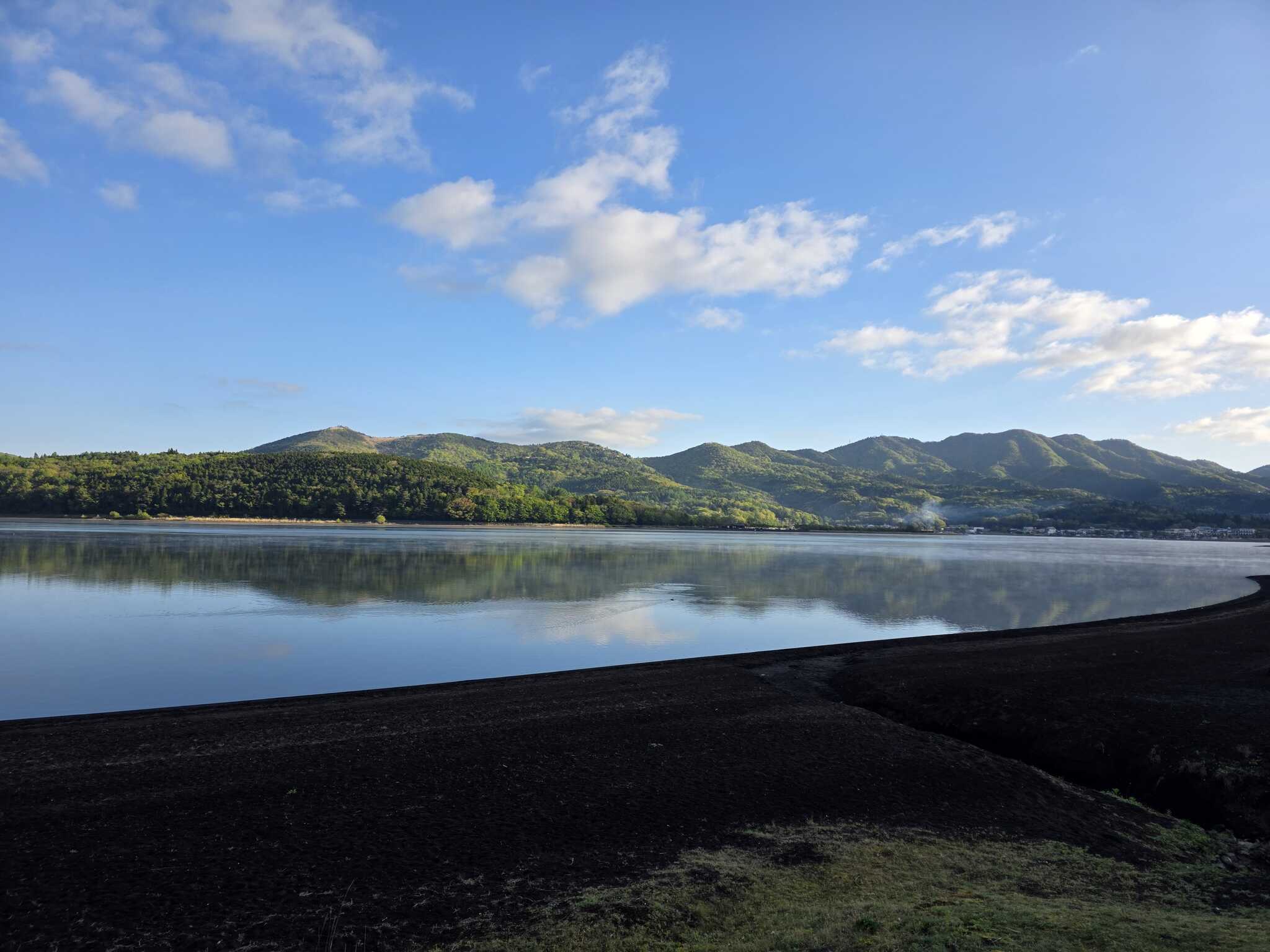 風のない山中湖のリフレクション