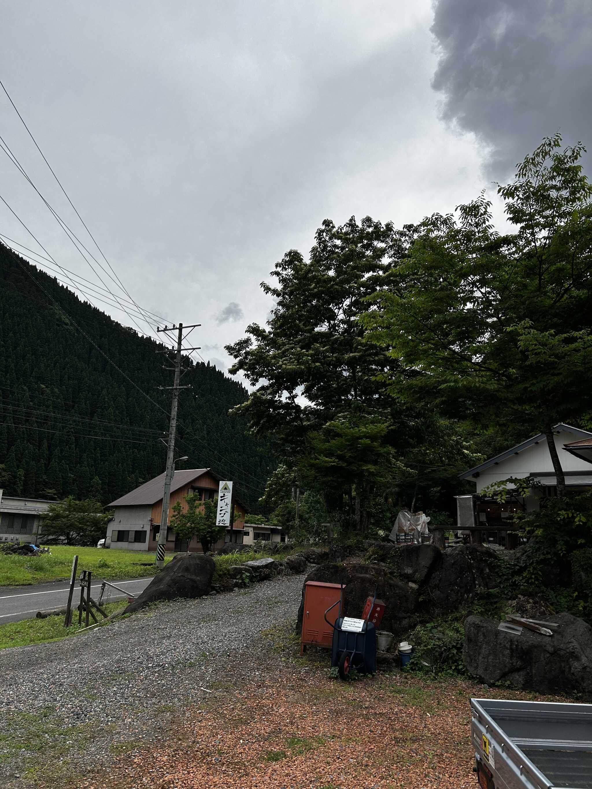 独立オートサイトからみた管理棟です