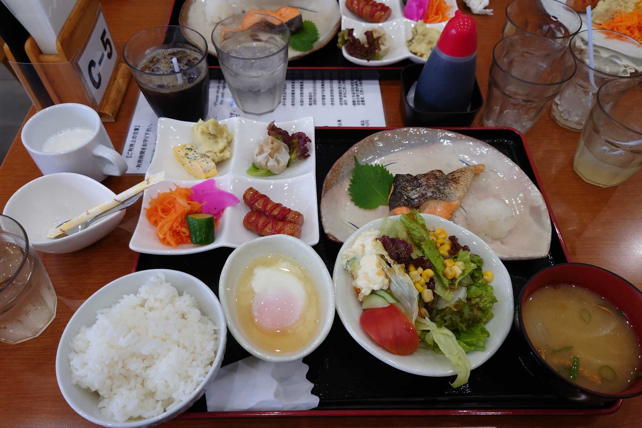 朝食はボリュームたっぷりで800円は安!