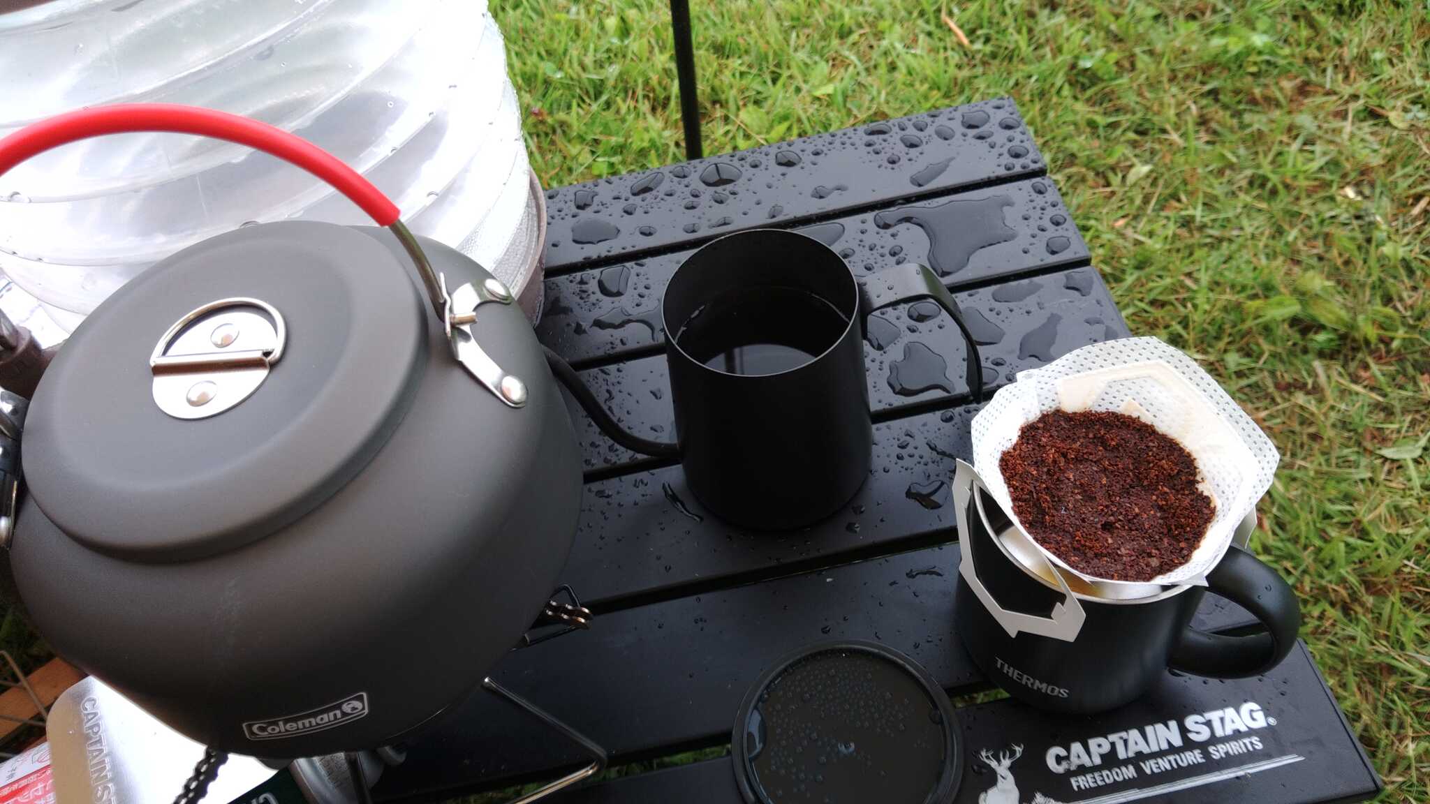 早朝に雨の中コーヒーを淹れる様子