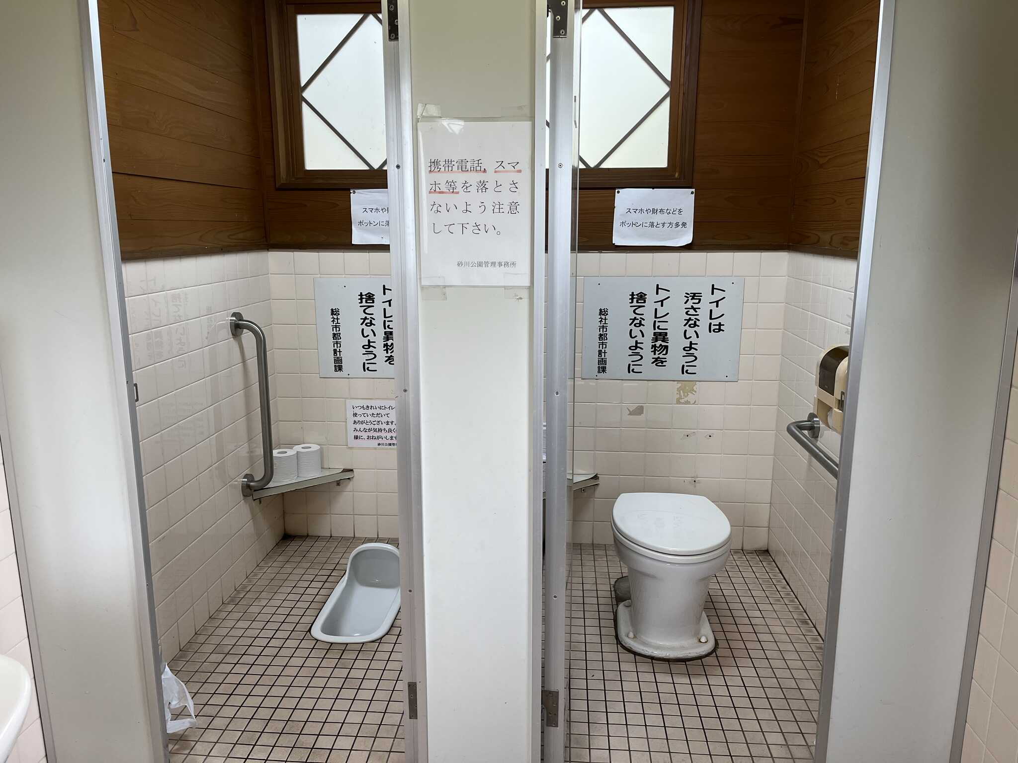 汲み取り式のトイレ。臭いはしますが清掃されており、ペーパーの補充はちゃんとされています。