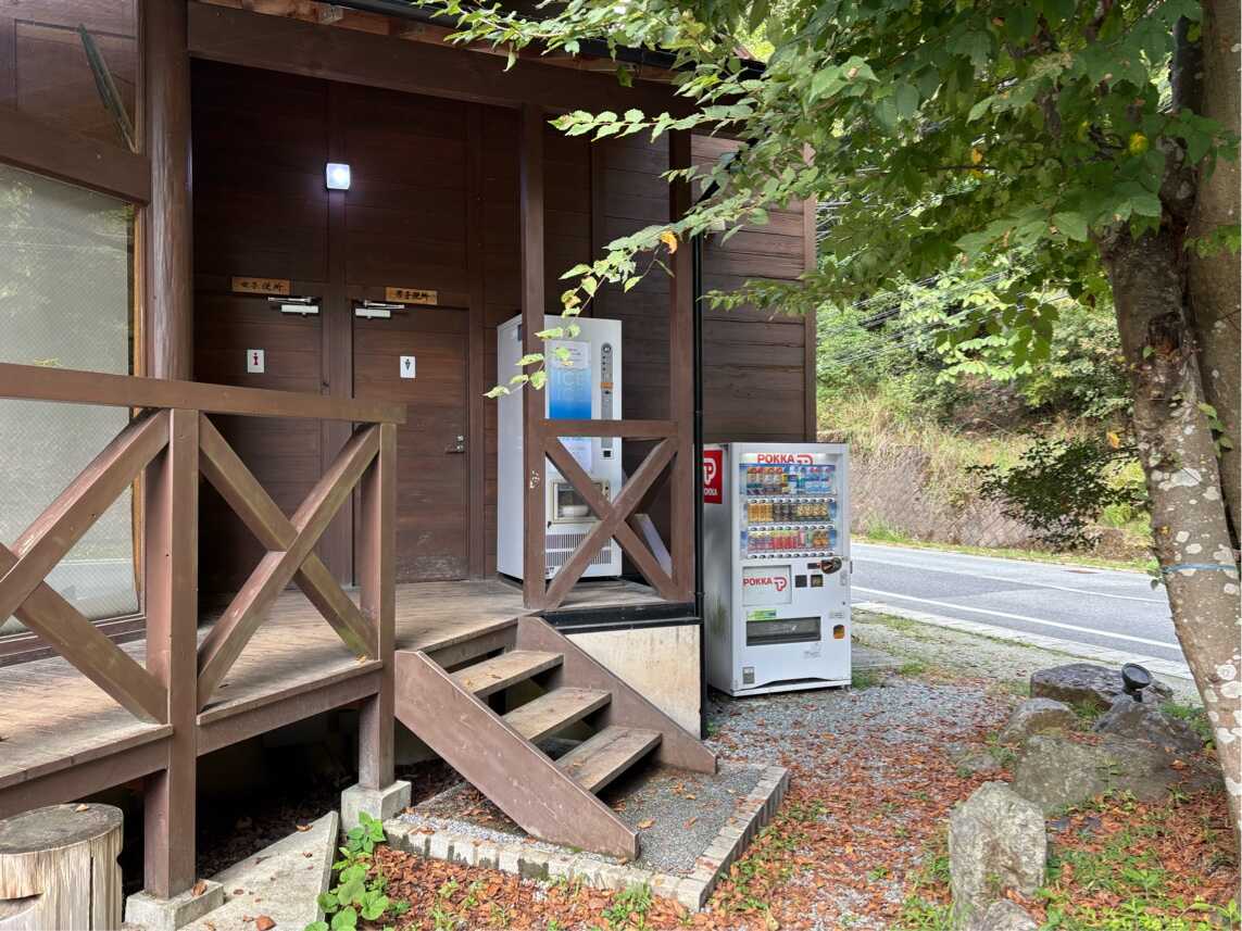 管理棟のトイレと製氷機。その隣に自販機があります。