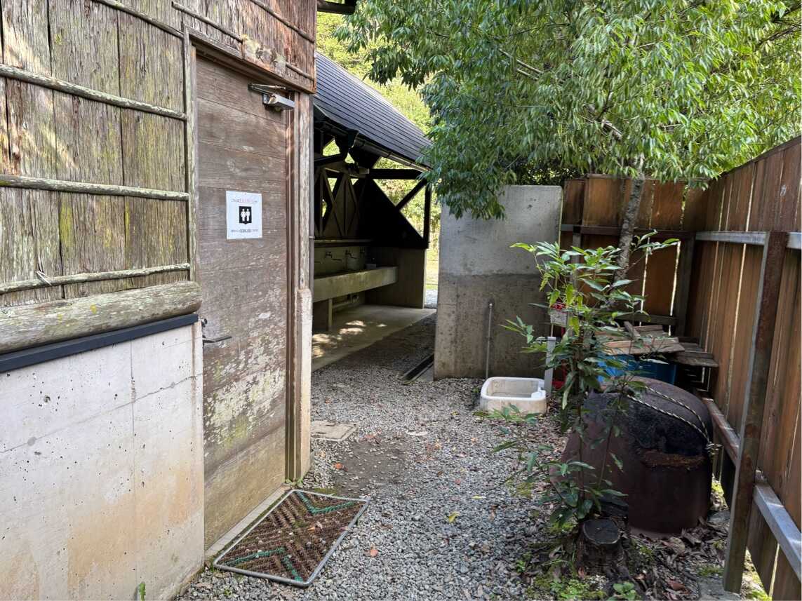 炊事場横のトイレ、写真奥が炊事場