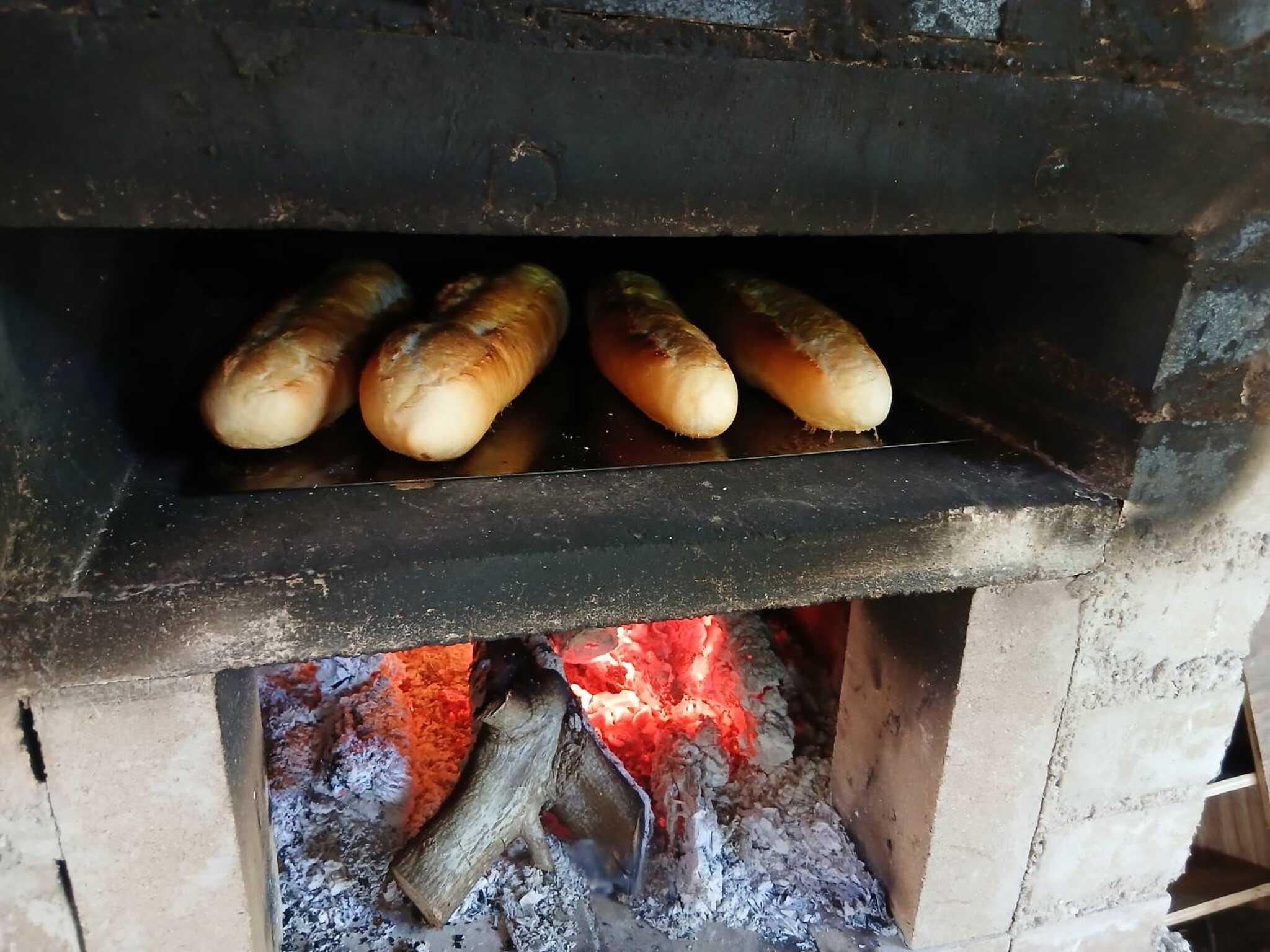 フランスパン焼けてます