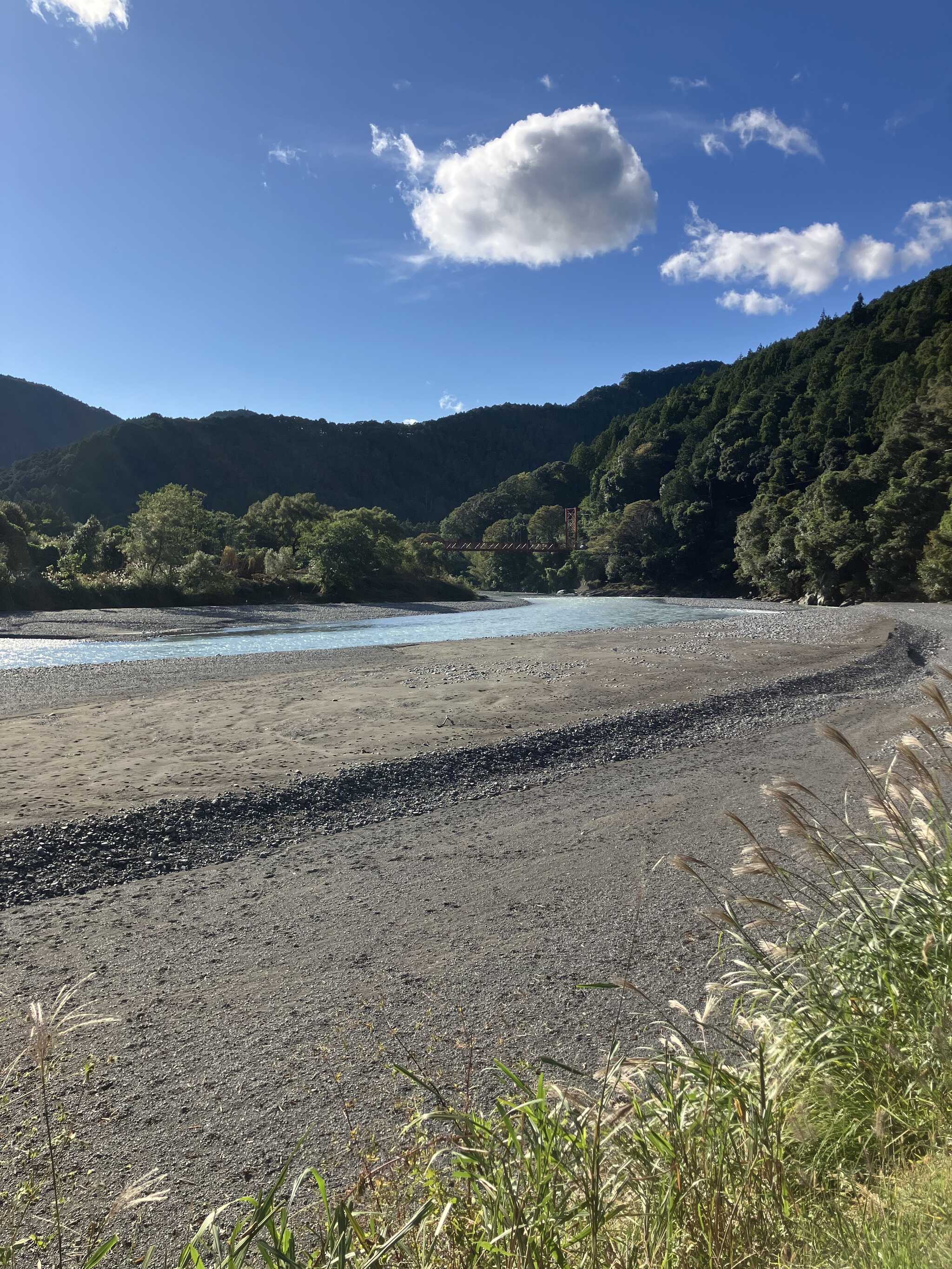 施設からの気田川