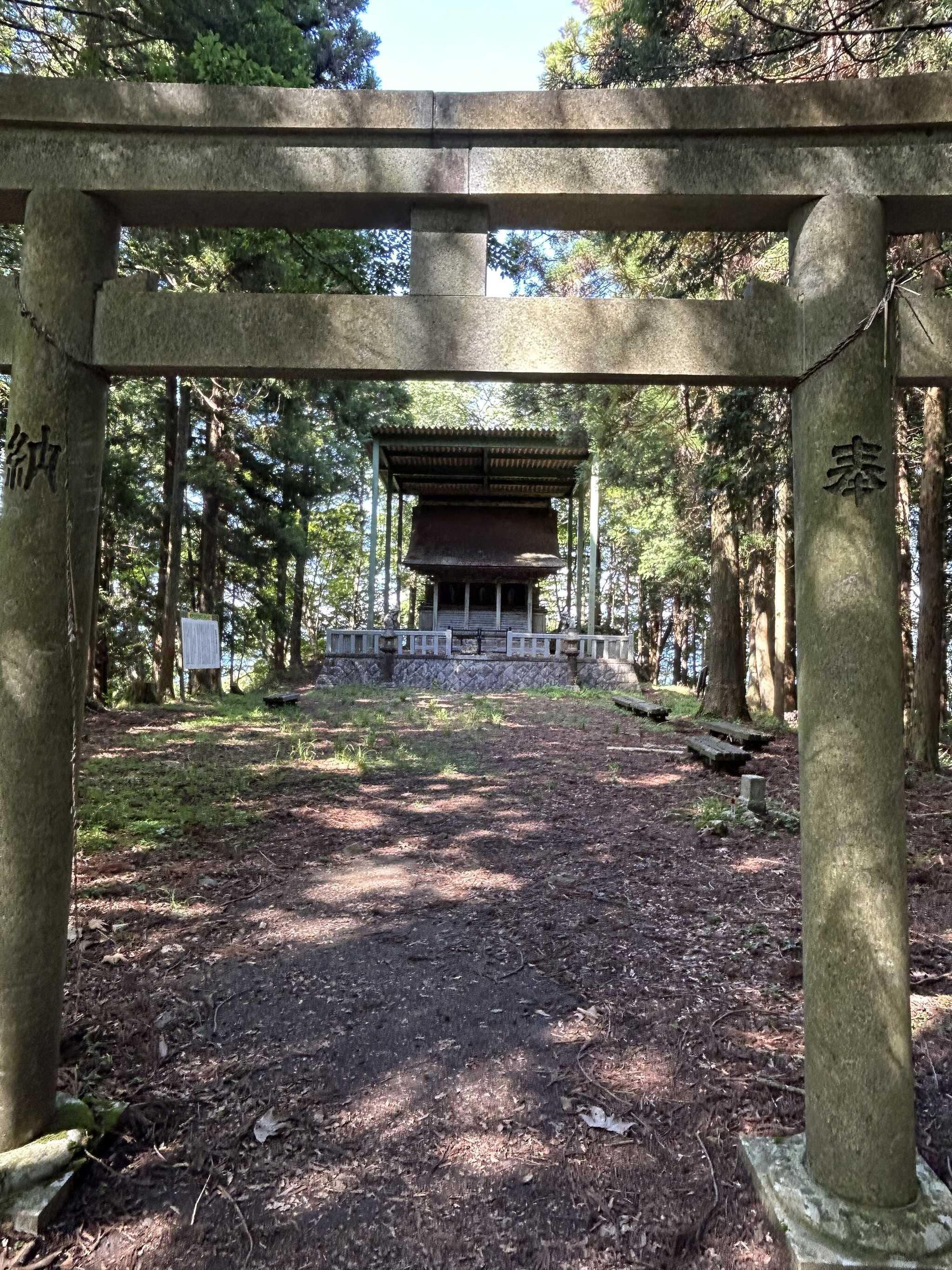 山頂の神社 駐車場から400m