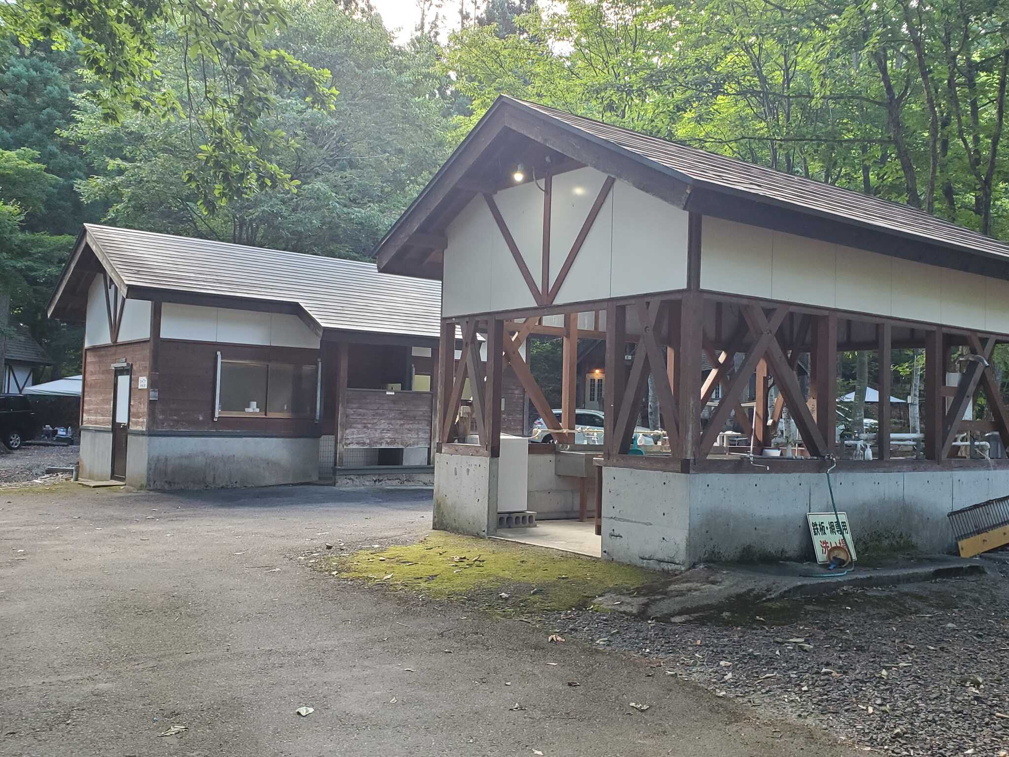 トイレと炊事棟