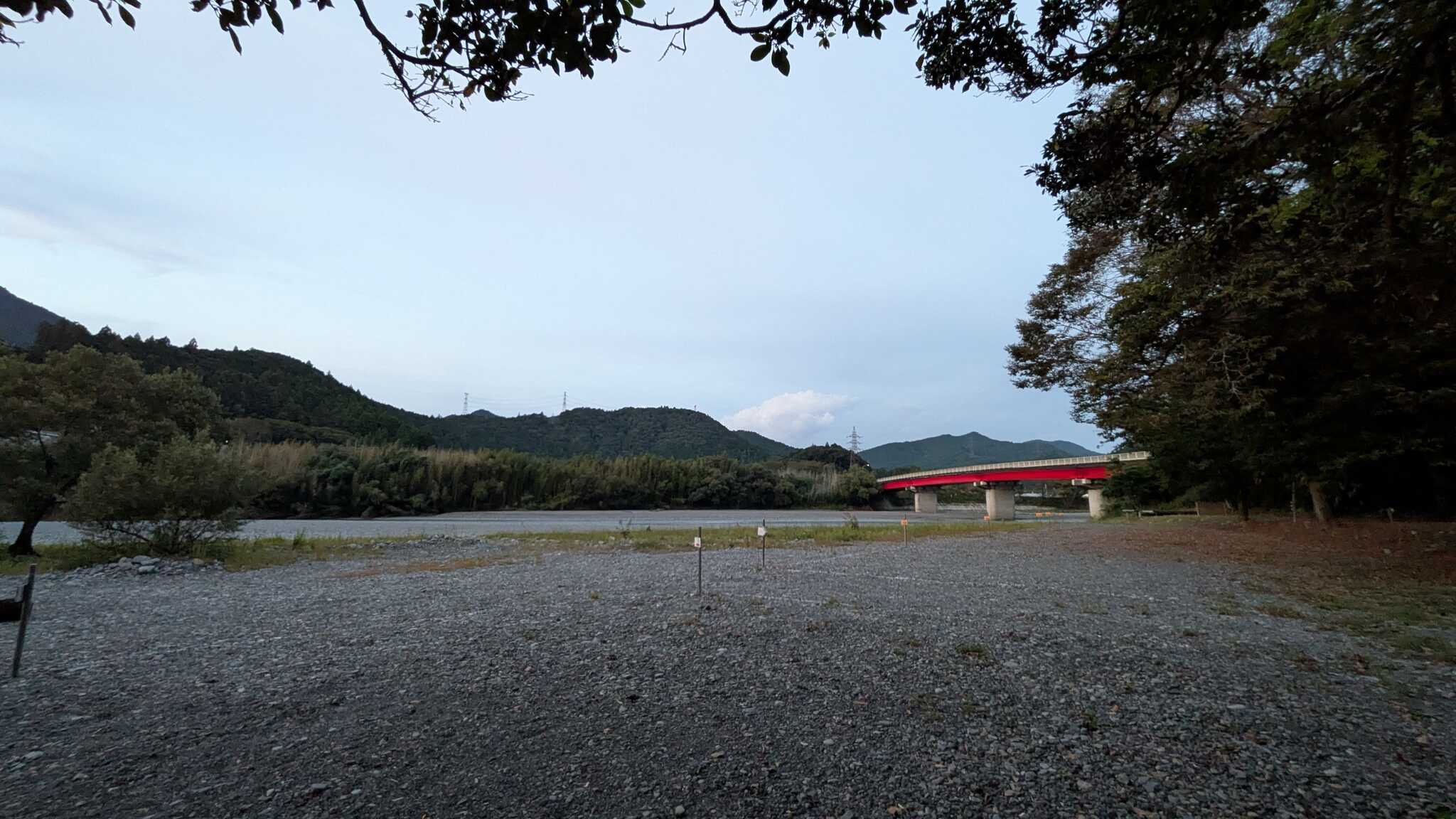 バンガローから見て右側