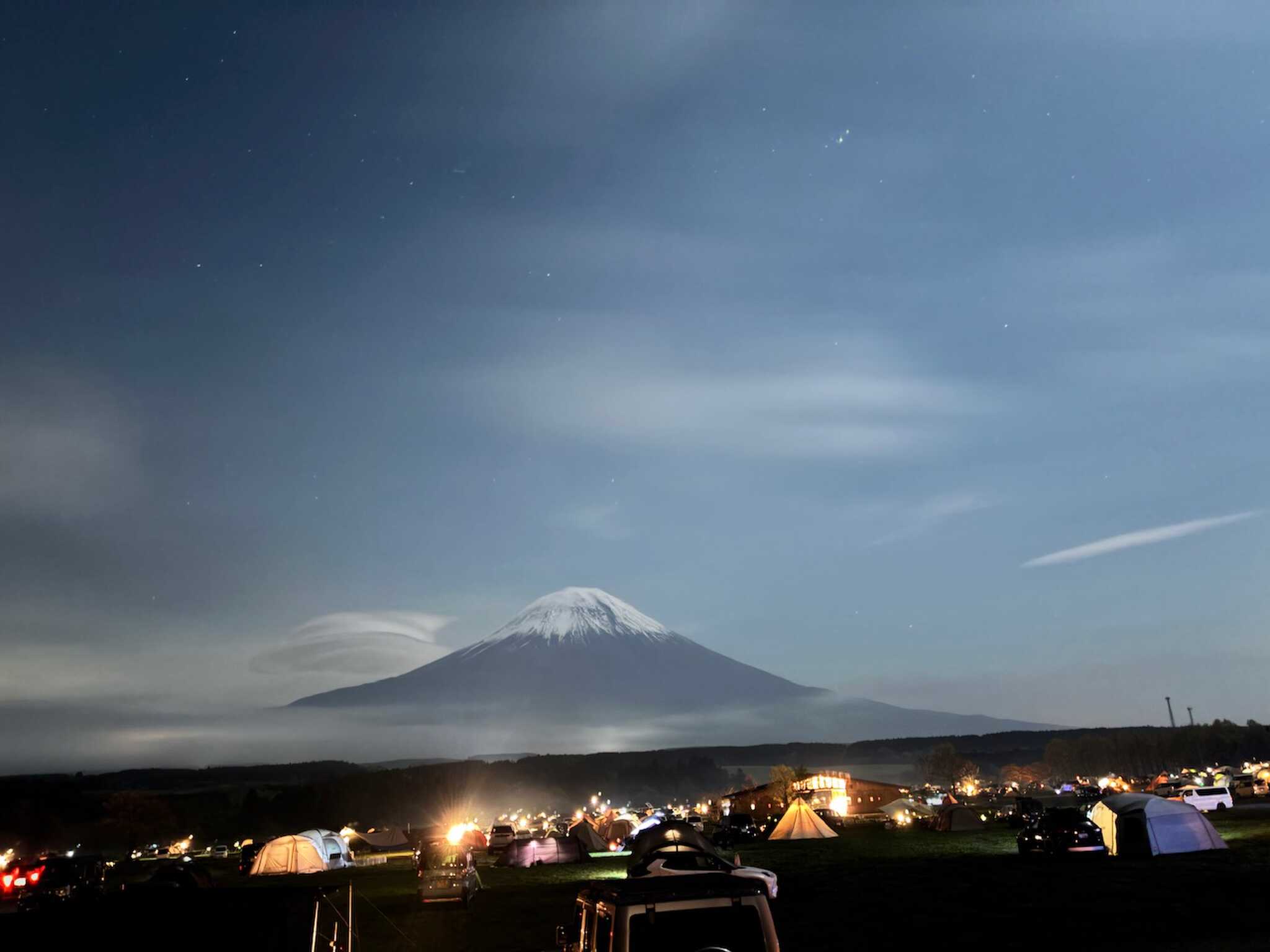 夜の富士山とテント明かり