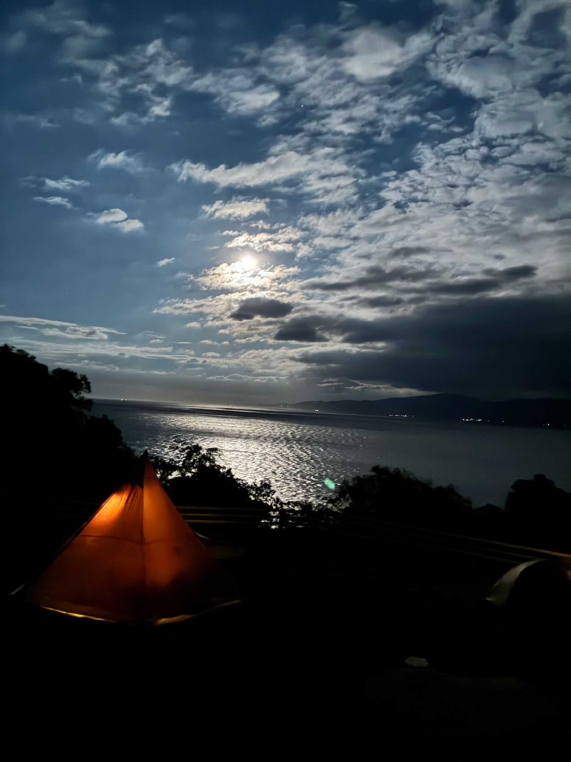 夜の海と月