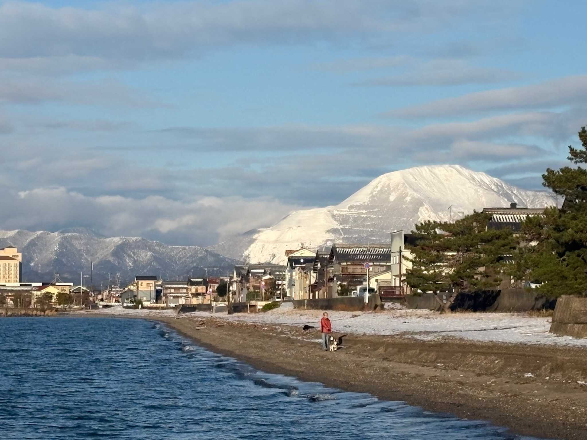 サイトから湖岸を少し歩いて