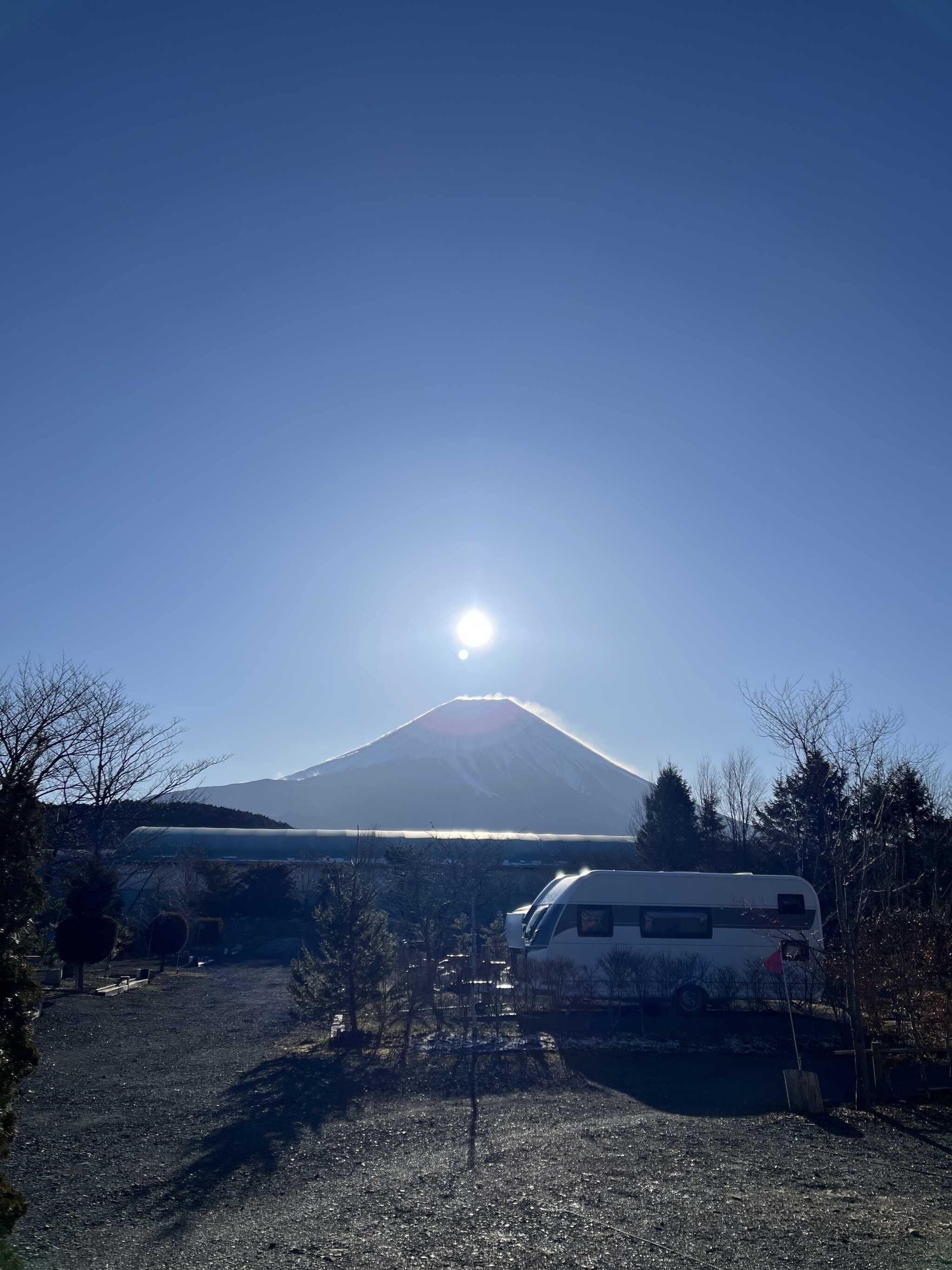 サイトから望む早朝の富士山