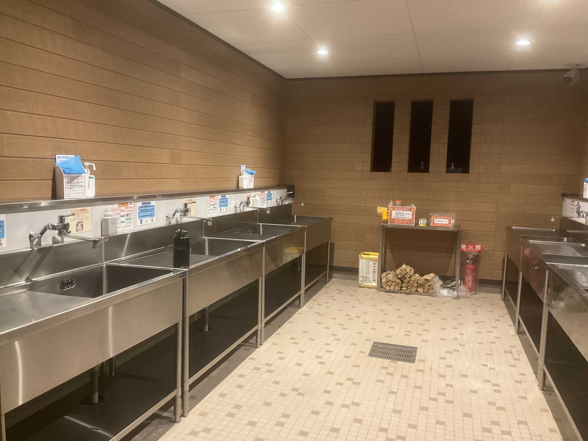 洗い場と困った時の無人販売コーナー