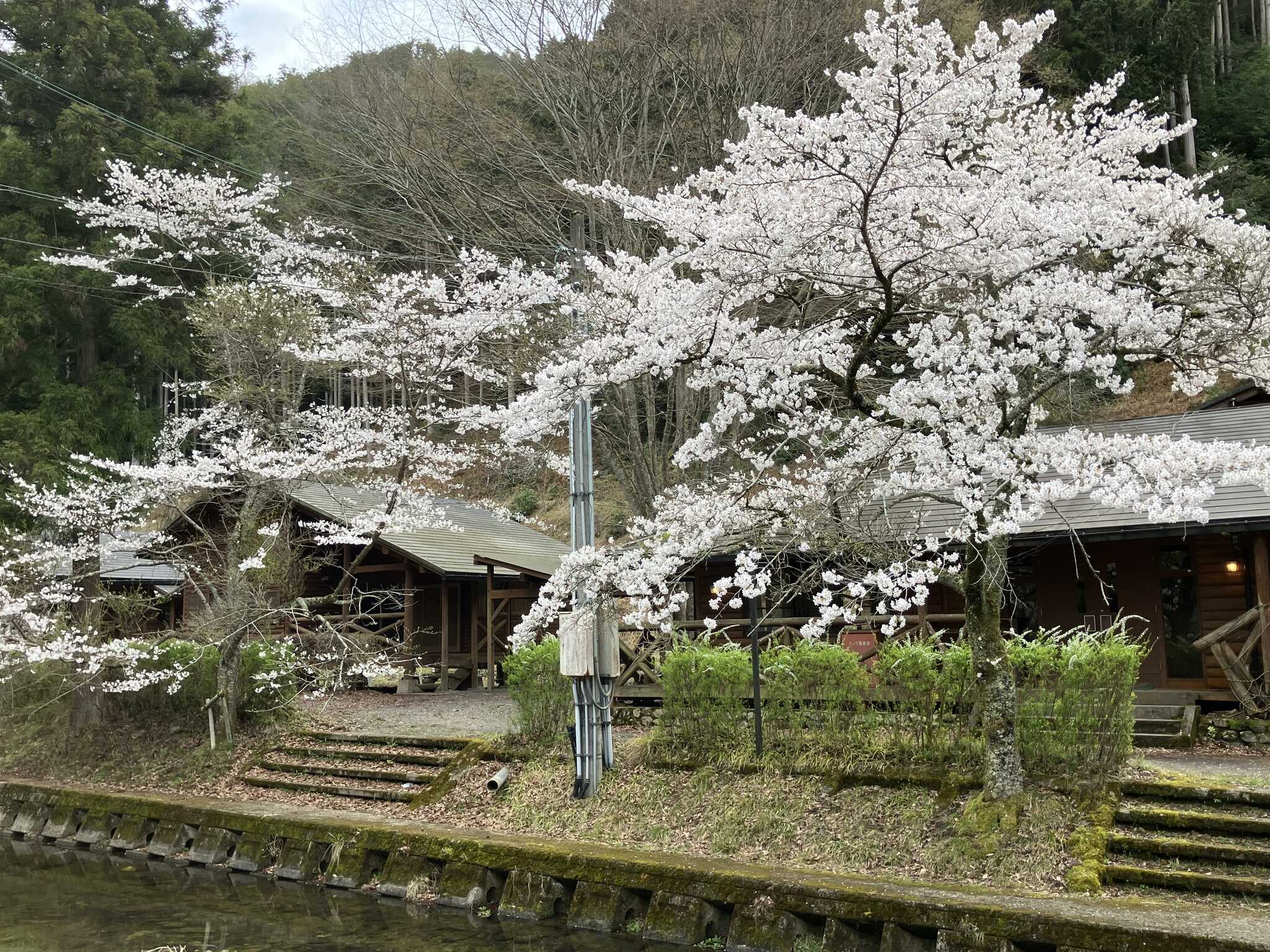 川沿いの施設