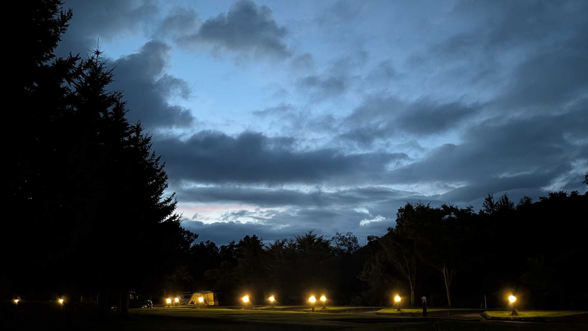 キャンプ場の夜間風景