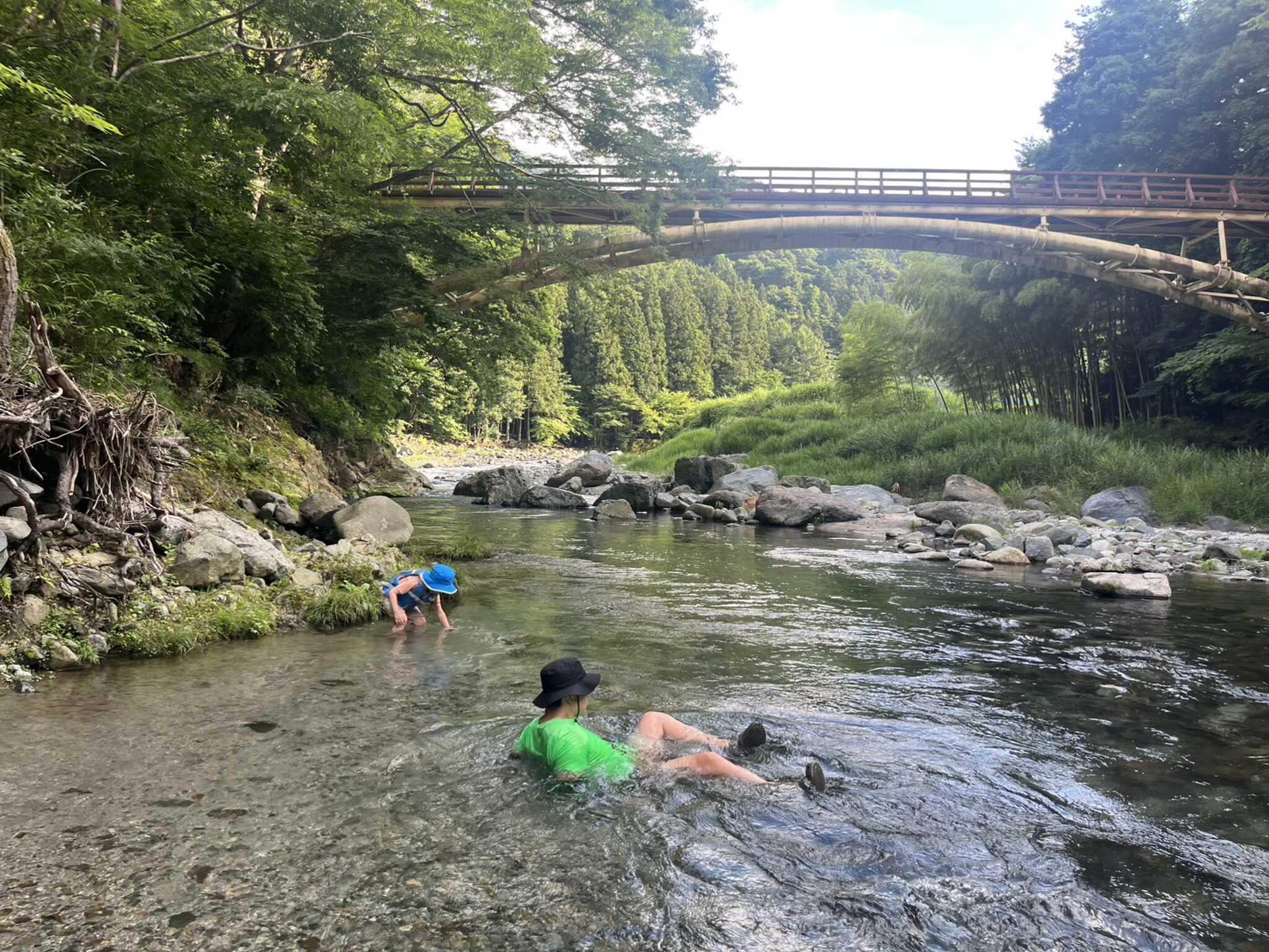 暑いから、川が気持ちいい!サイコー!
