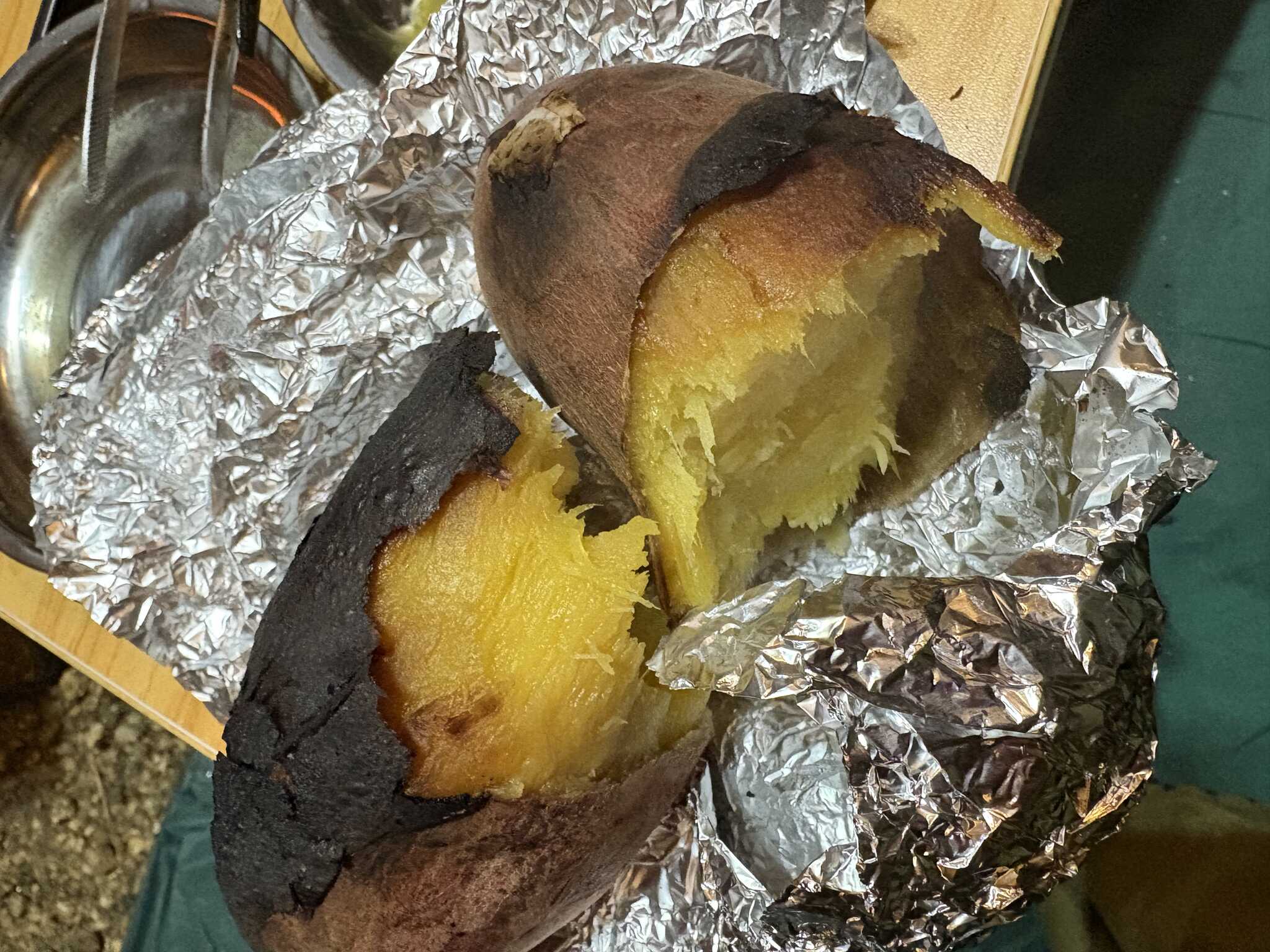 薪ストーブで焼き芋