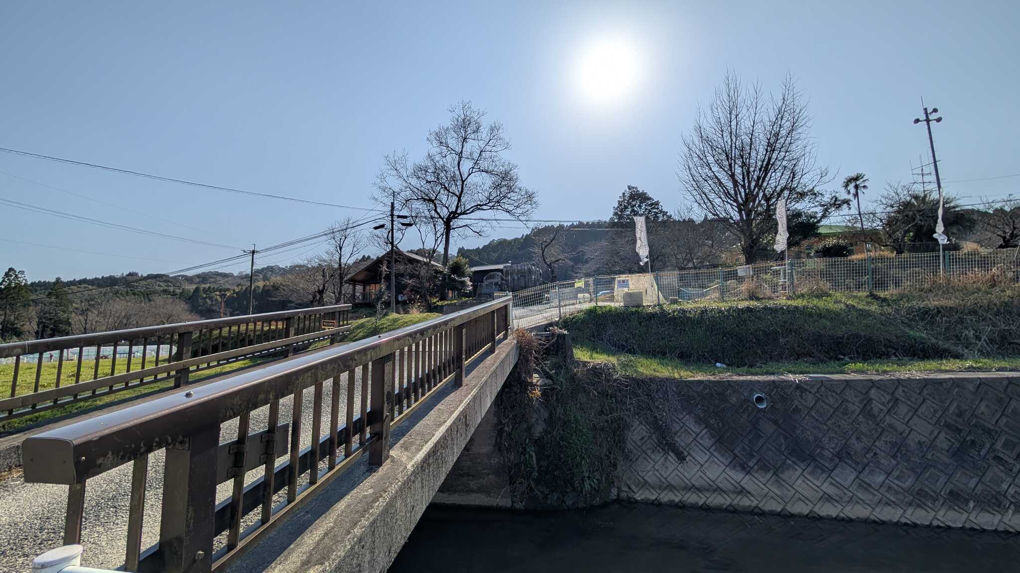 小学校へ渡る橋